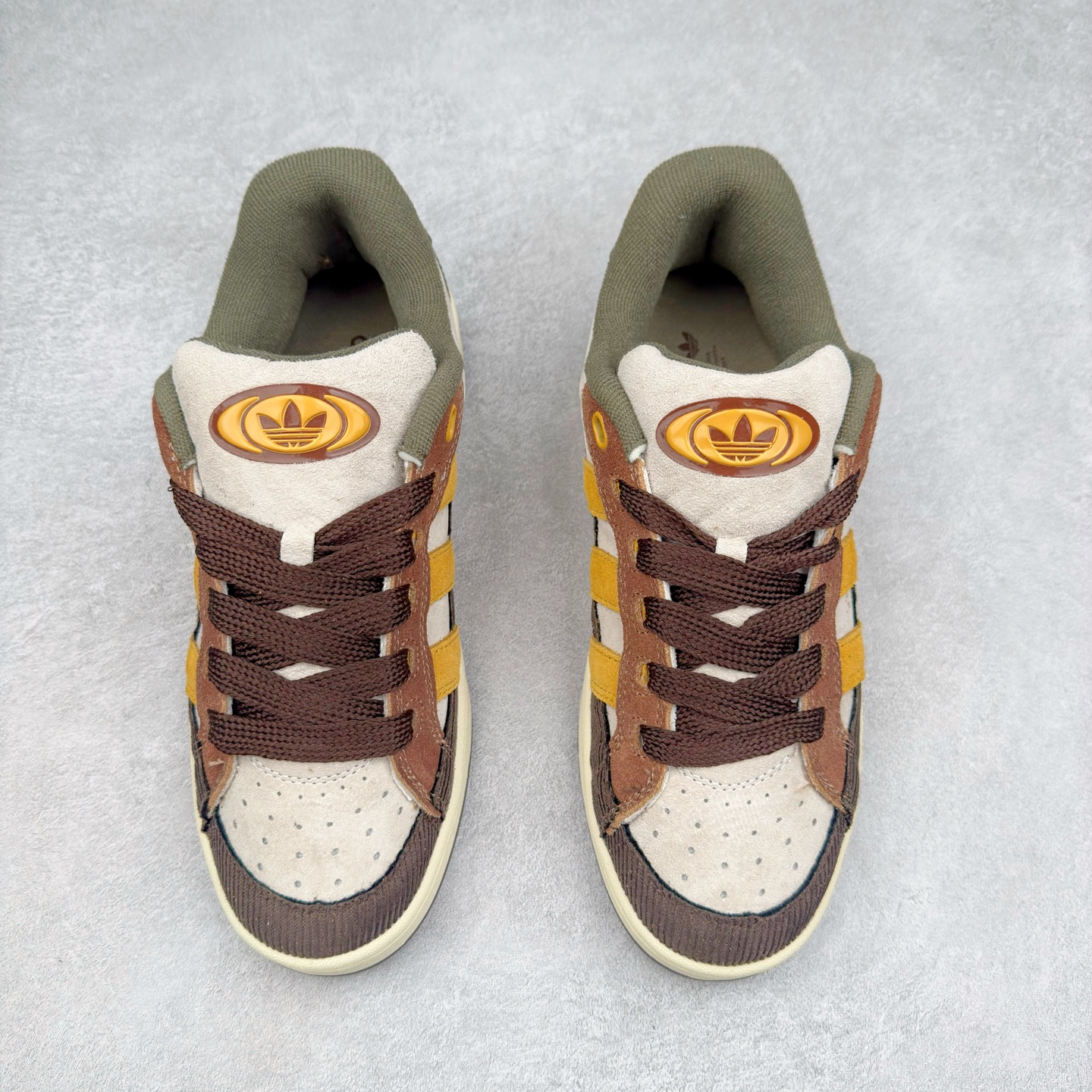 图片[2]-＃C版纯原 AD Originals Campus 00s BETA 学院系列面包风经典复古低帮百搭休闲运动板鞋 JR8047 原鞋开发 正确版型 市面唯一全鞋采用原厂头层SD皮料 正确宽版鞋盒 清洁度完美 诠释最高工艺 这次 Originals 选择了以经典复古鞋型 Campus 为蓝本打造全新面包鞋 这款鞋型联名不断 冠希当年对它更是钟爱有加 论牌面丝毫不输贝壳头、Forum 等大热鞋型 这次 Campus 一改 80 年代的瘦长造型 鞋舌、鞋身、鞋底甚至细节都变大了 营造出千禧年前后流行的面包鞋宽大廓形 因此鞋名改为 Campus 00s 鞋身采用绒面皮料搭配白色常规皮革 质感上还是延续了经典 Campus 的设计 鞋舌填充更加饱满 让鞋款整体看起来更加圆润 搭配上这款浅蓝配色 「蓝胖子」造型真的很可爱 鞋舌还加入了与以往 Campus 不同的全新三叶草 Logo 令造型更具千禧气息 鞋带也采用了加宽的设计 如果你不喜欢 这次还附送了传统鞋带可以替换 鞋底采用了米黄做旧设计 凸显鞋款的复古年代感 除了清新可人的浅蓝配色 还有一款酷灰配色 造型更加硬朗复古 而且相比浅蓝配色更加耐脏 尺码：36 36⅔ 37⅓ 38 38⅔ 39⅓ 40 40⅔ 41⅓ 42 42⅔ 43⅓ 44 44 ⅓ 45-选品中心