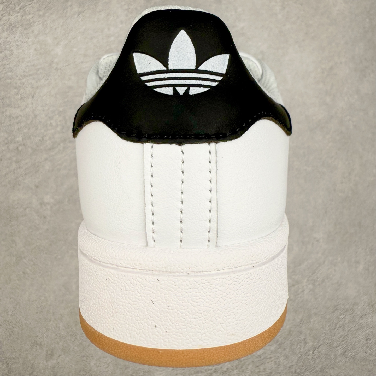 图片[8]-＃C版纯原 AD Originals Campus 00s 学院系列面包风经典复古低帮百搭休闲运动板鞋 JP9998 原鞋开发 正确版型 市面唯一全鞋采用原厂头层SD皮料 正确宽版鞋盒 清洁度完美 诠释最高工艺 这次 Originals 选择了以经典复古鞋型 Campus 为蓝本打造全新面包鞋 这款鞋型联名不断 冠希当年对它更是钟爱有加 论牌面丝毫不输贝壳头、Forum 等大热鞋型 这次 Campus 一改 80 年代的瘦长造型 鞋舌、鞋身、鞋底甚至细节都变大了 营造出千禧年前后流行的面包鞋宽大廓形 因此鞋名改为 Campus 00s 鞋身采用绒面皮料搭配白色常规皮革 质感上还是延续了经典 Campus 的设计 鞋舌填充更加饱满 让鞋款整体看起来更加圆润 搭配上这款浅蓝配色 「蓝胖子」造型真的很可爱 鞋舌还加入了与以往 Campus 不同的全新三叶草 Logo 令造型更具千禧气息 鞋带也采用了加宽的设计 如果你不喜欢 这次还附送了传统鞋带可以替换 鞋底采用了米黄做旧设计 凸显鞋款的复古年代感 除了清新可人的浅蓝配色 还有一款酷灰配色 造型更加硬朗复古 而且相比浅蓝配色更加耐脏 尺码：36 36⅔ 37⅓ 38 38⅔ 39⅓ 40 40⅔ 41⅓ 42 42⅔ 43⅓ 44 44 ⅓ 45-选品中心