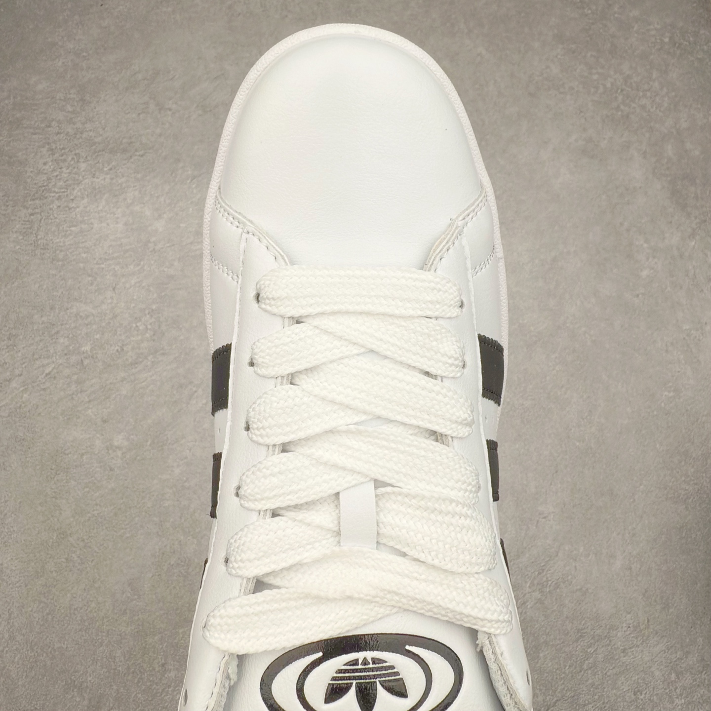 图片[4]-＃C版纯原 AD Originals Campus 00s 学院系列面包风经典复古低帮百搭休闲运动板鞋 JP9998 原鞋开发 正确版型 市面唯一全鞋采用原厂头层SD皮料 正确宽版鞋盒 清洁度完美 诠释最高工艺 这次 Originals 选择了以经典复古鞋型 Campus 为蓝本打造全新面包鞋 这款鞋型联名不断 冠希当年对它更是钟爱有加 论牌面丝毫不输贝壳头、Forum 等大热鞋型 这次 Campus 一改 80 年代的瘦长造型 鞋舌、鞋身、鞋底甚至细节都变大了 营造出千禧年前后流行的面包鞋宽大廓形 因此鞋名改为 Campus 00s 鞋身采用绒面皮料搭配白色常规皮革 质感上还是延续了经典 Campus 的设计 鞋舌填充更加饱满 让鞋款整体看起来更加圆润 搭配上这款浅蓝配色 「蓝胖子」造型真的很可爱 鞋舌还加入了与以往 Campus 不同的全新三叶草 Logo 令造型更具千禧气息 鞋带也采用了加宽的设计 如果你不喜欢 这次还附送了传统鞋带可以替换 鞋底采用了米黄做旧设计 凸显鞋款的复古年代感 除了清新可人的浅蓝配色 还有一款酷灰配色 造型更加硬朗复古 而且相比浅蓝配色更加耐脏 尺码：36 36⅔ 37⅓ 38 38⅔ 39⅓ 40 40⅔ 41⅓ 42 42⅔ 43⅓ 44 44 ⅓ 45-选品中心