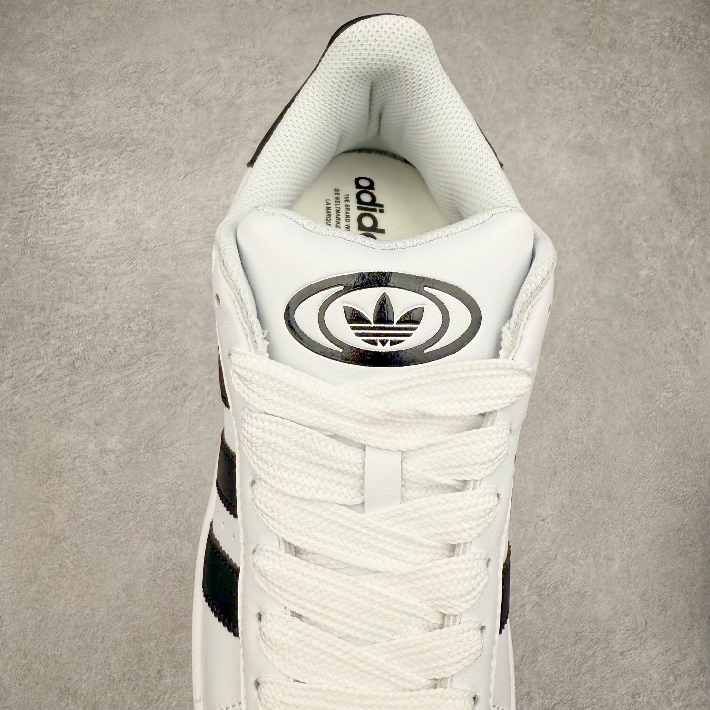 图片[5]-＃C版纯原 AD Originals Campus 00s 学院系列面包风经典复古低帮百搭休闲运动板鞋 JP9998 原鞋开发 正确版型 市面唯一全鞋采用原厂头层SD皮料 正确宽版鞋盒 清洁度完美 诠释最高工艺 这次 Originals 选择了以经典复古鞋型 Campus 为蓝本打造全新面包鞋 这款鞋型联名不断 冠希当年对它更是钟爱有加 论牌面丝毫不输贝壳头、Forum 等大热鞋型 这次 Campus 一改 80 年代的瘦长造型 鞋舌、鞋身、鞋底甚至细节都变大了 营造出千禧年前后流行的面包鞋宽大廓形 因此鞋名改为 Campus 00s 鞋身采用绒面皮料搭配白色常规皮革 质感上还是延续了经典 Campus 的设计 鞋舌填充更加饱满 让鞋款整体看起来更加圆润 搭配上这款浅蓝配色 「蓝胖子」造型真的很可爱 鞋舌还加入了与以往 Campus 不同的全新三叶草 Logo 令造型更具千禧气息 鞋带也采用了加宽的设计 如果你不喜欢 这次还附送了传统鞋带可以替换 鞋底采用了米黄做旧设计 凸显鞋款的复古年代感 除了清新可人的浅蓝配色 还有一款酷灰配色 造型更加硬朗复古 而且相比浅蓝配色更加耐脏 尺码：36 36⅔ 37⅓ 38 38⅔ 39⅓ 40 40⅔ 41⅓ 42 42⅔ 43⅓ 44 44 ⅓ 45-选品中心