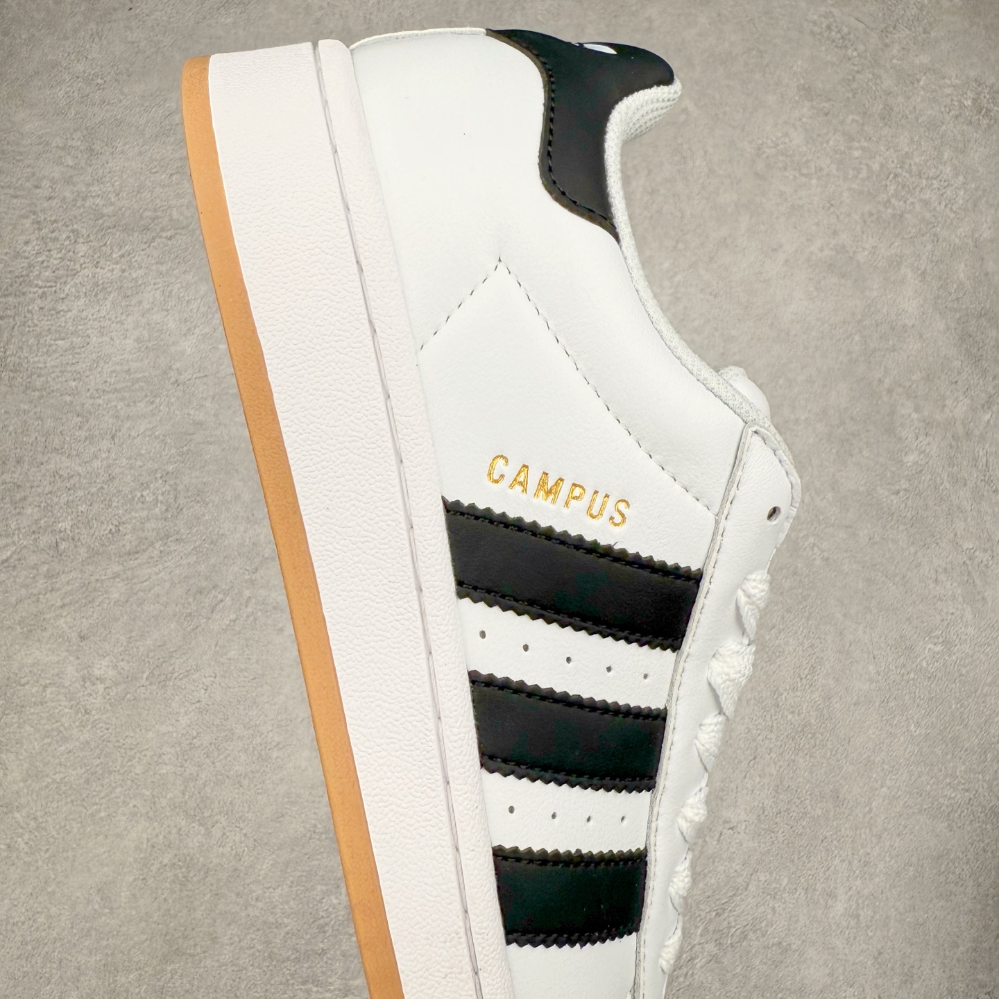 图片[6]-＃C版纯原 AD Originals Campus 00s 学院系列面包风经典复古低帮百搭休闲运动板鞋 JP9998 原鞋开发 正确版型 市面唯一全鞋采用原厂头层SD皮料 正确宽版鞋盒 清洁度完美 诠释最高工艺 这次 Originals 选择了以经典复古鞋型 Campus 为蓝本打造全新面包鞋 这款鞋型联名不断 冠希当年对它更是钟爱有加 论牌面丝毫不输贝壳头、Forum 等大热鞋型 这次 Campus 一改 80 年代的瘦长造型 鞋舌、鞋身、鞋底甚至细节都变大了 营造出千禧年前后流行的面包鞋宽大廓形 因此鞋名改为 Campus 00s 鞋身采用绒面皮料搭配白色常规皮革 质感上还是延续了经典 Campus 的设计 鞋舌填充更加饱满 让鞋款整体看起来更加圆润 搭配上这款浅蓝配色 「蓝胖子」造型真的很可爱 鞋舌还加入了与以往 Campus 不同的全新三叶草 Logo 令造型更具千禧气息 鞋带也采用了加宽的设计 如果你不喜欢 这次还附送了传统鞋带可以替换 鞋底采用了米黄做旧设计 凸显鞋款的复古年代感 除了清新可人的浅蓝配色 还有一款酷灰配色 造型更加硬朗复古 而且相比浅蓝配色更加耐脏 尺码：36 36⅔ 37⅓ 38 38⅔ 39⅓ 40 40⅔ 41⅓ 42 42⅔ 43⅓ 44 44 ⅓ 45-选品中心
