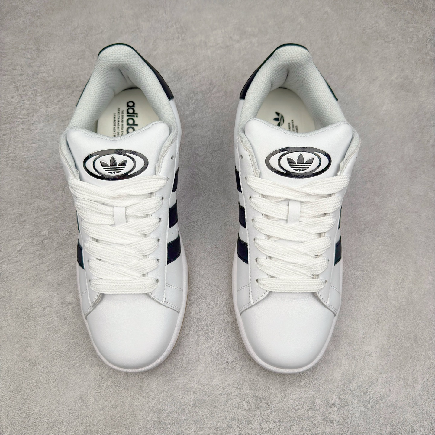 图片[2]-＃C版纯原 AD Originals Campus 00s 学院系列面包风经典复古低帮百搭休闲运动板鞋 JP9998 原鞋开发 正确版型 市面唯一全鞋采用原厂头层SD皮料 正确宽版鞋盒 清洁度完美 诠释最高工艺 这次 Originals 选择了以经典复古鞋型 Campus 为蓝本打造全新面包鞋 这款鞋型联名不断 冠希当年对它更是钟爱有加 论牌面丝毫不输贝壳头、Forum 等大热鞋型 这次 Campus 一改 80 年代的瘦长造型 鞋舌、鞋身、鞋底甚至细节都变大了 营造出千禧年前后流行的面包鞋宽大廓形 因此鞋名改为 Campus 00s 鞋身采用绒面皮料搭配白色常规皮革 质感上还是延续了经典 Campus 的设计 鞋舌填充更加饱满 让鞋款整体看起来更加圆润 搭配上这款浅蓝配色 「蓝胖子」造型真的很可爱 鞋舌还加入了与以往 Campus 不同的全新三叶草 Logo 令造型更具千禧气息 鞋带也采用了加宽的设计 如果你不喜欢 这次还附送了传统鞋带可以替换 鞋底采用了米黄做旧设计 凸显鞋款的复古年代感 除了清新可人的浅蓝配色 还有一款酷灰配色 造型更加硬朗复古 而且相比浅蓝配色更加耐脏 尺码：36 36⅔ 37⅓ 38 38⅔ 39⅓ 40 40⅔ 41⅓ 42 42⅔ 43⅓ 44 44 ⅓ 45-选品中心