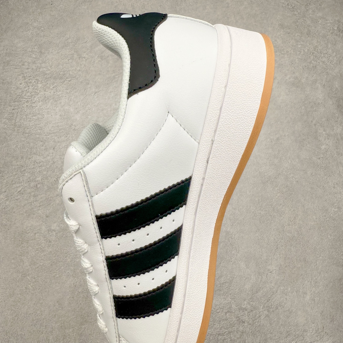 图片[7]-＃C版纯原 AD Originals Campus 00s 学院系列面包风经典复古低帮百搭休闲运动板鞋 JP9998 原鞋开发 正确版型 市面唯一全鞋采用原厂头层SD皮料 正确宽版鞋盒 清洁度完美 诠释最高工艺 这次 Originals 选择了以经典复古鞋型 Campus 为蓝本打造全新面包鞋 这款鞋型联名不断 冠希当年对它更是钟爱有加 论牌面丝毫不输贝壳头、Forum 等大热鞋型 这次 Campus 一改 80 年代的瘦长造型 鞋舌、鞋身、鞋底甚至细节都变大了 营造出千禧年前后流行的面包鞋宽大廓形 因此鞋名改为 Campus 00s 鞋身采用绒面皮料搭配白色常规皮革 质感上还是延续了经典 Campus 的设计 鞋舌填充更加饱满 让鞋款整体看起来更加圆润 搭配上这款浅蓝配色 「蓝胖子」造型真的很可爱 鞋舌还加入了与以往 Campus 不同的全新三叶草 Logo 令造型更具千禧气息 鞋带也采用了加宽的设计 如果你不喜欢 这次还附送了传统鞋带可以替换 鞋底采用了米黄做旧设计 凸显鞋款的复古年代感 除了清新可人的浅蓝配色 还有一款酷灰配色 造型更加硬朗复古 而且相比浅蓝配色更加耐脏 尺码：36 36⅔ 37⅓ 38 38⅔ 39⅓ 40 40⅔ 41⅓ 42 42⅔ 43⅓ 44 44 ⅓ 45-选品中心