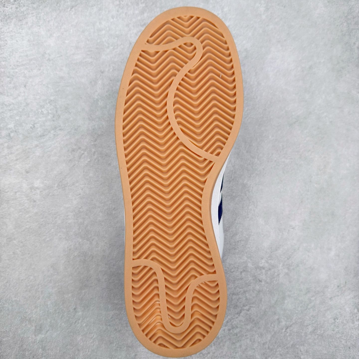 图片[9]-＃C版纯原 AD Originals Campus 00s 学院系列面包风经典复古低帮百搭休闲运动板鞋 JP9998 原鞋开发 正确版型 市面唯一全鞋采用原厂头层SD皮料 正确宽版鞋盒 清洁度完美 诠释最高工艺 这次 Originals 选择了以经典复古鞋型 Campus 为蓝本打造全新面包鞋 这款鞋型联名不断 冠希当年对它更是钟爱有加 论牌面丝毫不输贝壳头、Forum 等大热鞋型 这次 Campus 一改 80 年代的瘦长造型 鞋舌、鞋身、鞋底甚至细节都变大了 营造出千禧年前后流行的面包鞋宽大廓形 因此鞋名改为 Campus 00s 鞋身采用绒面皮料搭配白色常规皮革 质感上还是延续了经典 Campus 的设计 鞋舌填充更加饱满 让鞋款整体看起来更加圆润 搭配上这款浅蓝配色 「蓝胖子」造型真的很可爱 鞋舌还加入了与以往 Campus 不同的全新三叶草 Logo 令造型更具千禧气息 鞋带也采用了加宽的设计 如果你不喜欢 这次还附送了传统鞋带可以替换 鞋底采用了米黄做旧设计 凸显鞋款的复古年代感 除了清新可人的浅蓝配色 还有一款酷灰配色 造型更加硬朗复古 而且相比浅蓝配色更加耐脏 尺码：36 36⅔ 37⅓ 38 38⅔ 39⅓ 40 40⅔ 41⅓ 42 42⅔ 43⅓ 44 44 ⅓ 45-选品中心