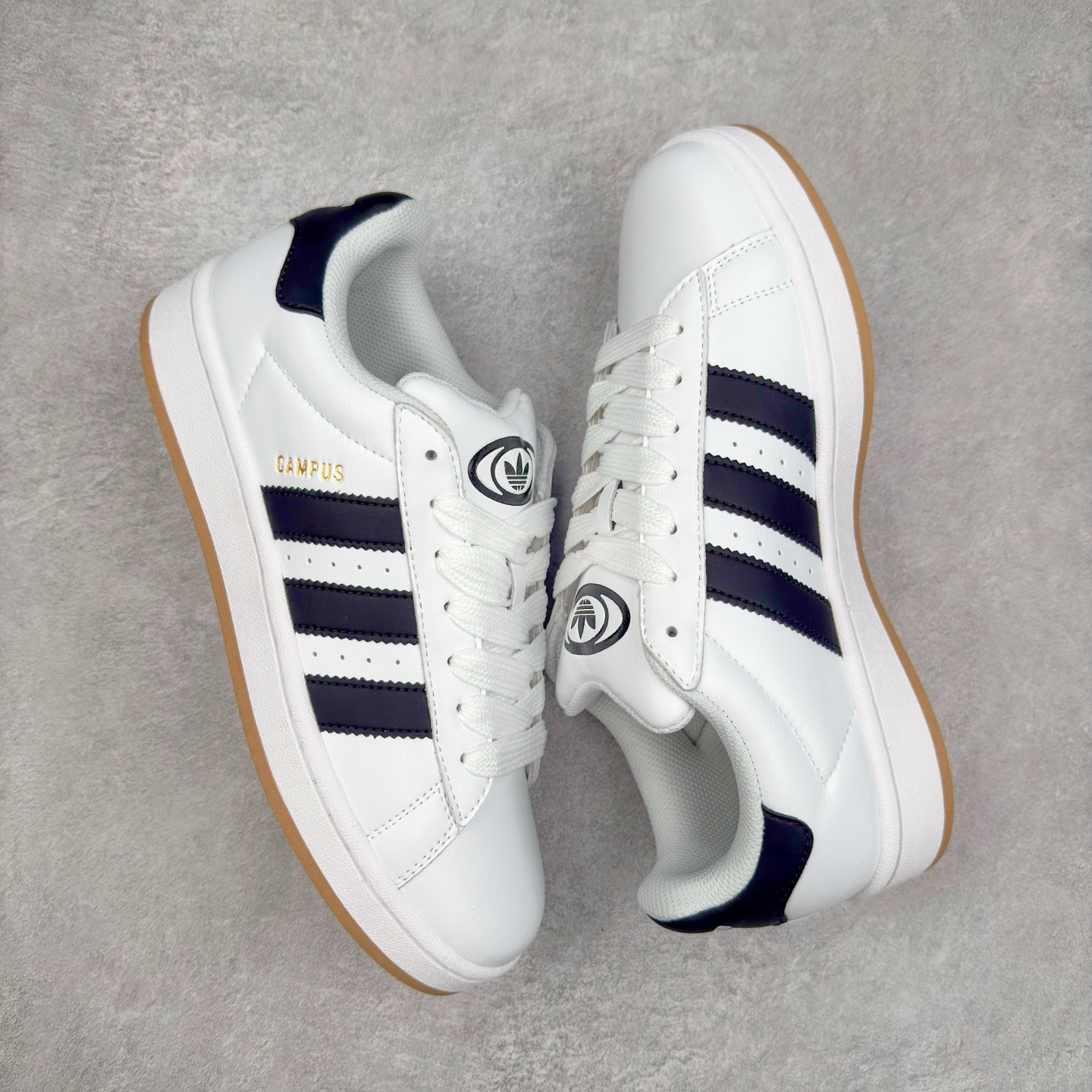 图片[3]-＃C版纯原 AD Originals Campus 00s 学院系列面包风经典复古低帮百搭休闲运动板鞋 JP9998 原鞋开发 正确版型 市面唯一全鞋采用原厂头层SD皮料 正确宽版鞋盒 清洁度完美 诠释最高工艺 这次 Originals 选择了以经典复古鞋型 Campus 为蓝本打造全新面包鞋 这款鞋型联名不断 冠希当年对它更是钟爱有加 论牌面丝毫不输贝壳头、Forum 等大热鞋型 这次 Campus 一改 80 年代的瘦长造型 鞋舌、鞋身、鞋底甚至细节都变大了 营造出千禧年前后流行的面包鞋宽大廓形 因此鞋名改为 Campus 00s 鞋身采用绒面皮料搭配白色常规皮革 质感上还是延续了经典 Campus 的设计 鞋舌填充更加饱满 让鞋款整体看起来更加圆润 搭配上这款浅蓝配色 「蓝胖子」造型真的很可爱 鞋舌还加入了与以往 Campus 不同的全新三叶草 Logo 令造型更具千禧气息 鞋带也采用了加宽的设计 如果你不喜欢 这次还附送了传统鞋带可以替换 鞋底采用了米黄做旧设计 凸显鞋款的复古年代感 除了清新可人的浅蓝配色 还有一款酷灰配色 造型更加硬朗复古 而且相比浅蓝配色更加耐脏 尺码：36 36⅔ 37⅓ 38 38⅔ 39⅓ 40 40⅔ 41⅓ 42 42⅔ 43⅓ 44 44 ⅓ 45-选品中心