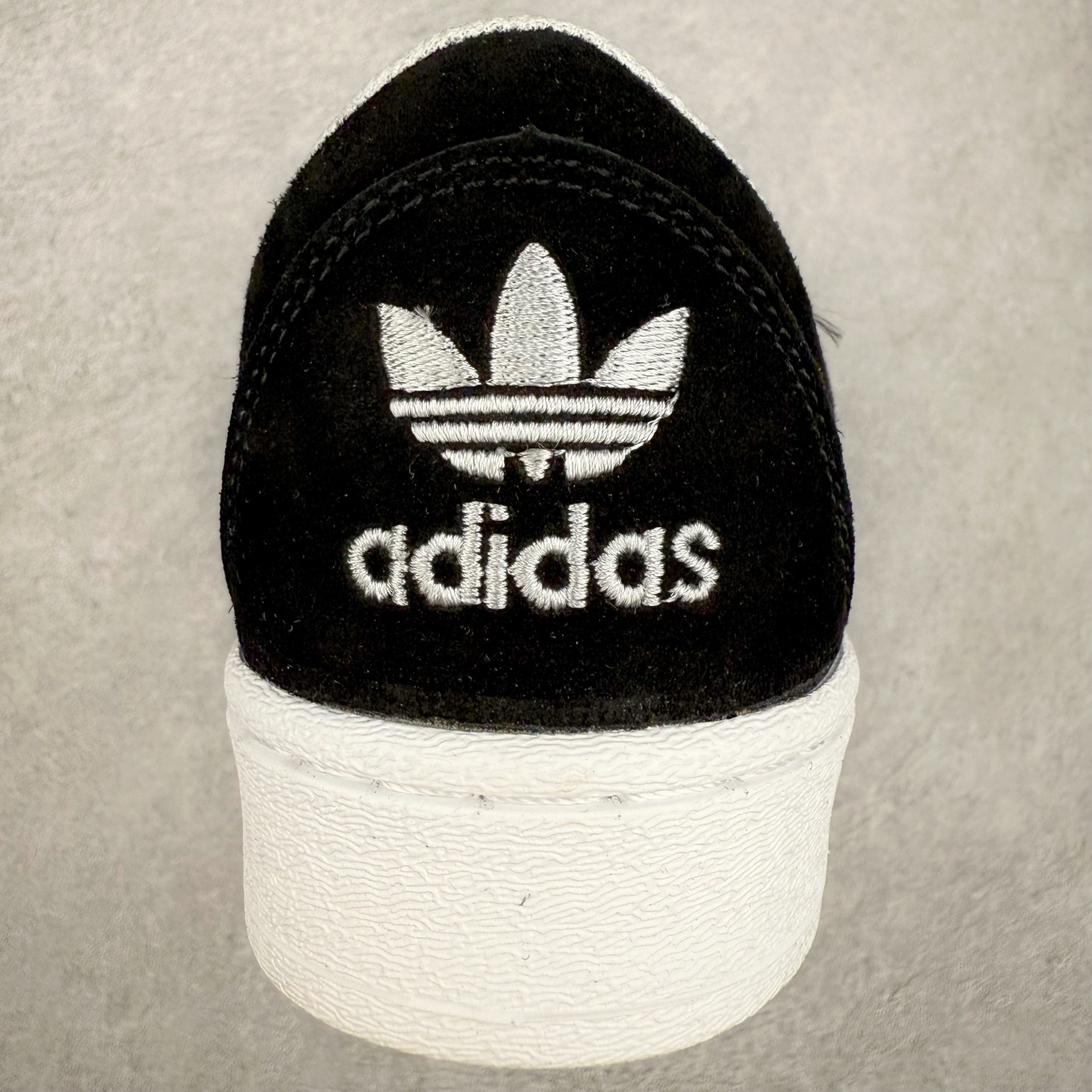 图片[8]-AD Originals Superstar 经典复古贝壳头板鞋 IG1319 诞生于1969年 是第一双将全皮面鞋 身与橡胶鞋头结合在一起的低帮篮球鞋 Superstar最开始 是作为高帮篮球鞋Pro Model的低帮版本而出现的 但因为其独特和醒目的橡胶鞋头造型而让大家熟知 被大家形象地称为\\\”shelltoe\\\”贝壳头 在70年代的美国职业篮球场上 接近3/4的NBA球员都将这双Superstar作为场上用鞋 80年代之后 经过不断的改良和发展 Superstar逐渐成为横跨时装、音乐、街头文化、休闲和运动等各大领域的时尚潮鞋 尺码：36 36.5 37 38 38.5 39 40 40.5 41 42 42.5 43 44 44.5 45-选品中心