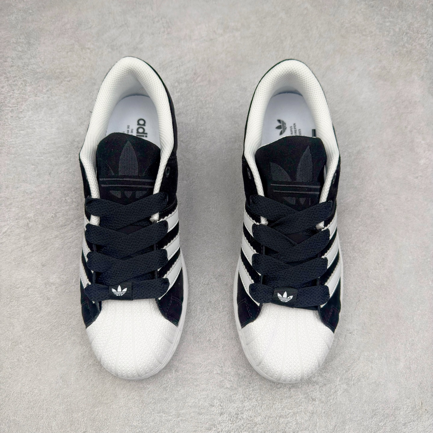 图片[2]-AD Originals Superstar 经典复古贝壳头板鞋 IG1319 诞生于1969年 是第一双将全皮面鞋 身与橡胶鞋头结合在一起的低帮篮球鞋 Superstar最开始 是作为高帮篮球鞋Pro Model的低帮版本而出现的 但因为其独特和醒目的橡胶鞋头造型而让大家熟知 被大家形象地称为\\\”shelltoe\\\”贝壳头 在70年代的美国职业篮球场上 接近3/4的NBA球员都将这双Superstar作为场上用鞋 80年代之后 经过不断的改良和发展 Superstar逐渐成为横跨时装、音乐、街头文化、休闲和运动等各大领域的时尚潮鞋 尺码：36 36.5 37 38 38.5 39 40 40.5 41 42 42.5 43 44 44.5 45-选品中心