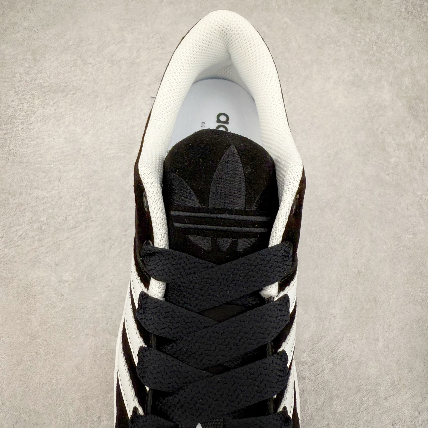 图片[5]-AD Originals Superstar 经典复古贝壳头板鞋 IG1319 诞生于1969年 是第一双将全皮面鞋 身与橡胶鞋头结合在一起的低帮篮球鞋 Superstar最开始 是作为高帮篮球鞋Pro Model的低帮版本而出现的 但因为其独特和醒目的橡胶鞋头造型而让大家熟知 被大家形象地称为\\\”shelltoe\\\”贝壳头 在70年代的美国职业篮球场上 接近3/4的NBA球员都将这双Superstar作为场上用鞋 80年代之后 经过不断的改良和发展 Superstar逐渐成为横跨时装、音乐、街头文化、休闲和运动等各大领域的时尚潮鞋 尺码：36 36.5 37 38 38.5 39 40 40.5 41 42 42.5 43 44 44.5 45-选品中心