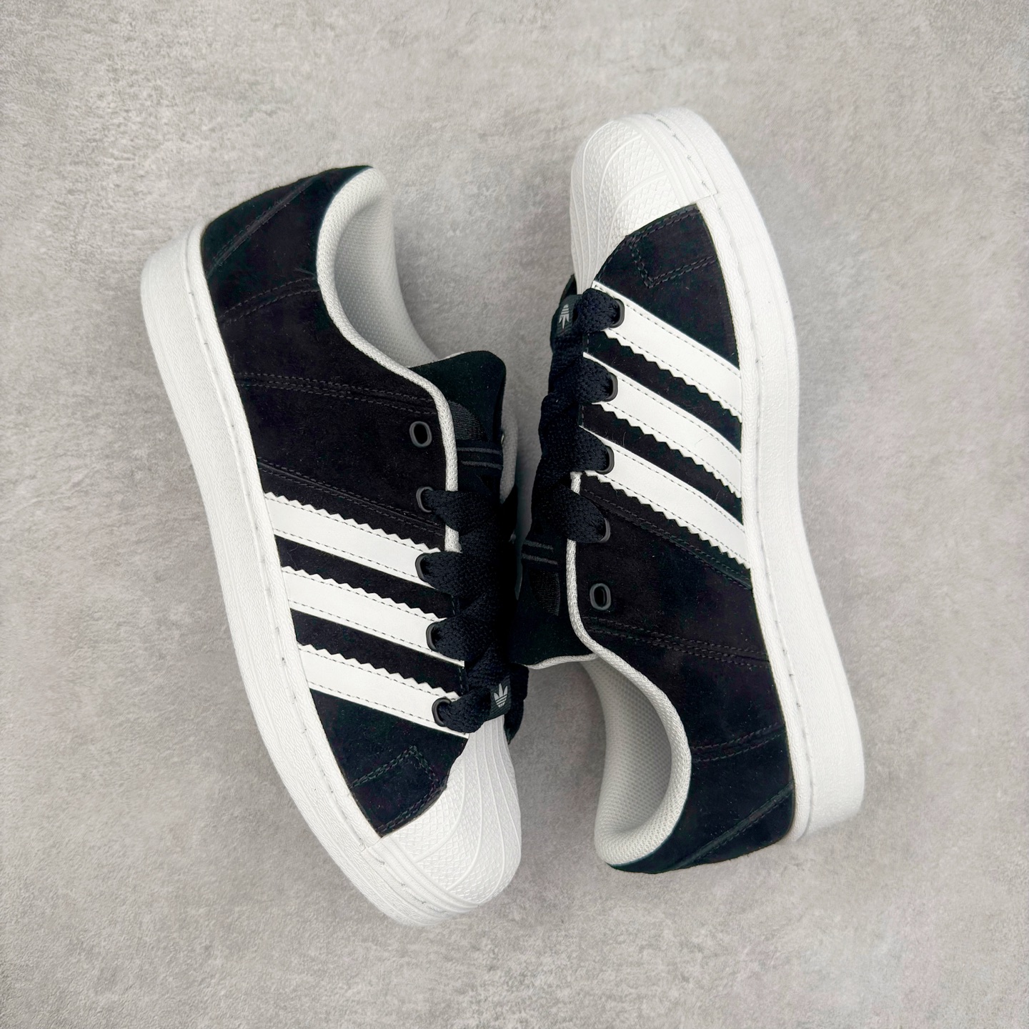 图片[3]-AD Originals Superstar 经典复古贝壳头板鞋 IG1319 诞生于1969年 是第一双将全皮面鞋 身与橡胶鞋头结合在一起的低帮篮球鞋 Superstar最开始 是作为高帮篮球鞋Pro Model的低帮版本而出现的 但因为其独特和醒目的橡胶鞋头造型而让大家熟知 被大家形象地称为\\\”shelltoe\\\”贝壳头 在70年代的美国职业篮球场上 接近3/4的NBA球员都将这双Superstar作为场上用鞋 80年代之后 经过不断的改良和发展 Superstar逐渐成为横跨时装、音乐、街头文化、休闲和运动等各大领域的时尚潮鞋 尺码：36 36.5 37 38 38.5 39 40 40.5 41 42 42.5 43 44 44.5 45-选品中心