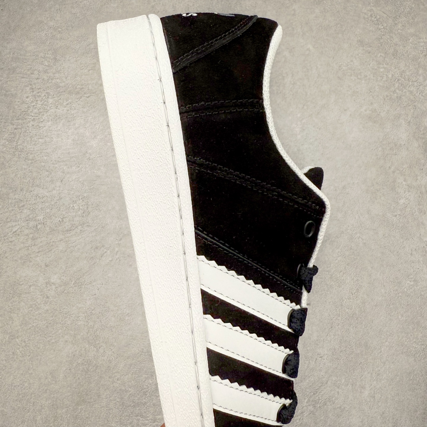 图片[6]-AD Originals Superstar 经典复古贝壳头板鞋 IG1319 诞生于1969年 是第一双将全皮面鞋 身与橡胶鞋头结合在一起的低帮篮球鞋 Superstar最开始 是作为高帮篮球鞋Pro Model的低帮版本而出现的 但因为其独特和醒目的橡胶鞋头造型而让大家熟知 被大家形象地称为\\\”shelltoe\\\”贝壳头 在70年代的美国职业篮球场上 接近3/4的NBA球员都将这双Superstar作为场上用鞋 80年代之后 经过不断的改良和发展 Superstar逐渐成为横跨时装、音乐、街头文化、休闲和运动等各大领域的时尚潮鞋 尺码：36 36.5 37 38 38.5 39 40 40.5 41 42 42.5 43 44 44.5 45-选品中心