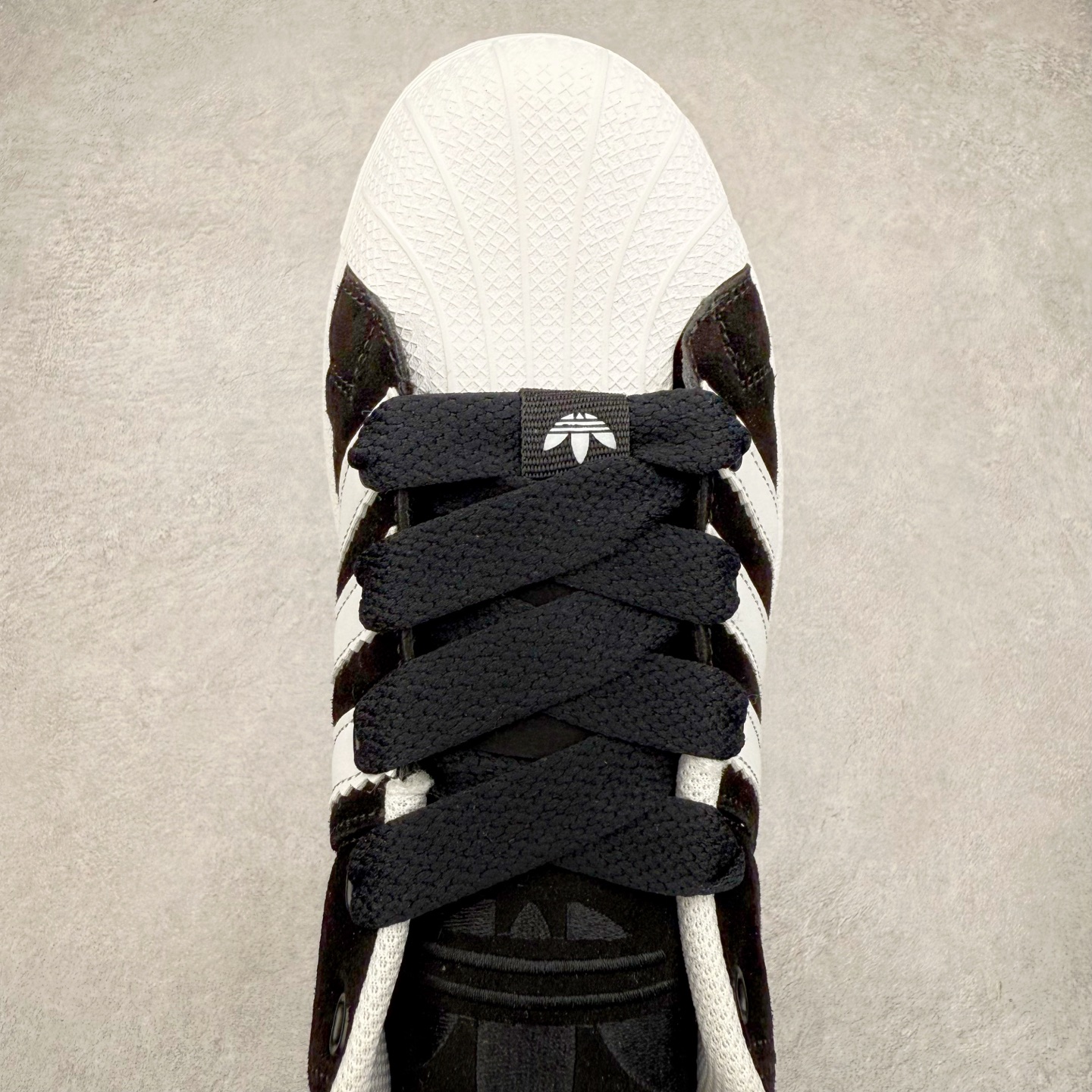 图片[4]-AD Originals Superstar 经典复古贝壳头板鞋 IG1319 诞生于1969年 是第一双将全皮面鞋 身与橡胶鞋头结合在一起的低帮篮球鞋 Superstar最开始 是作为高帮篮球鞋Pro Model的低帮版本而出现的 但因为其独特和醒目的橡胶鞋头造型而让大家熟知 被大家形象地称为\\\”shelltoe\\\”贝壳头 在70年代的美国职业篮球场上 接近3/4的NBA球员都将这双Superstar作为场上用鞋 80年代之后 经过不断的改良和发展 Superstar逐渐成为横跨时装、音乐、街头文化、休闲和运动等各大领域的时尚潮鞋 尺码：36 36.5 37 38 38.5 39 40 40.5 41 42 42.5 43 44 44.5 45-选品中心