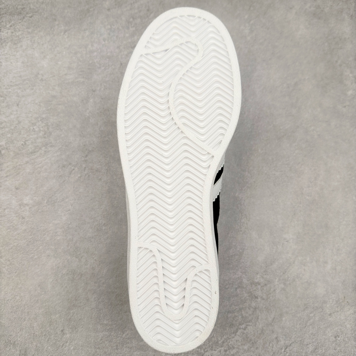 图片[9]-AD Originals Superstar 经典复古贝壳头板鞋 IG1319 诞生于1969年 是第一双将全皮面鞋 身与橡胶鞋头结合在一起的低帮篮球鞋 Superstar最开始 是作为高帮篮球鞋Pro Model的低帮版本而出现的 但因为其独特和醒目的橡胶鞋头造型而让大家熟知 被大家形象地称为\\\”shelltoe\\\”贝壳头 在70年代的美国职业篮球场上 接近3/4的NBA球员都将这双Superstar作为场上用鞋 80年代之后 经过不断的改良和发展 Superstar逐渐成为横跨时装、音乐、街头文化、休闲和运动等各大领域的时尚潮鞋 尺码：36 36.5 37 38 38.5 39 40 40.5 41 42 42.5 43 44 44.5 45-选品中心