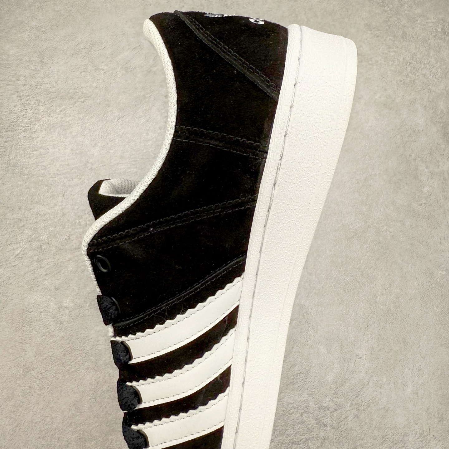 图片[7]-AD Originals Superstar 经典复古贝壳头板鞋 IG1319 诞生于1969年 是第一双将全皮面鞋 身与橡胶鞋头结合在一起的低帮篮球鞋 Superstar最开始 是作为高帮篮球鞋Pro Model的低帮版本而出现的 但因为其独特和醒目的橡胶鞋头造型而让大家熟知 被大家形象地称为\\\”shelltoe\\\”贝壳头 在70年代的美国职业篮球场上 接近3/4的NBA球员都将这双Superstar作为场上用鞋 80年代之后 经过不断的改良和发展 Superstar逐渐成为横跨时装、音乐、街头文化、休闲和运动等各大领域的时尚潮鞋 尺码：36 36.5 37 38 38.5 39 40 40.5 41 42 42.5 43 44 44.5 45-选品中心