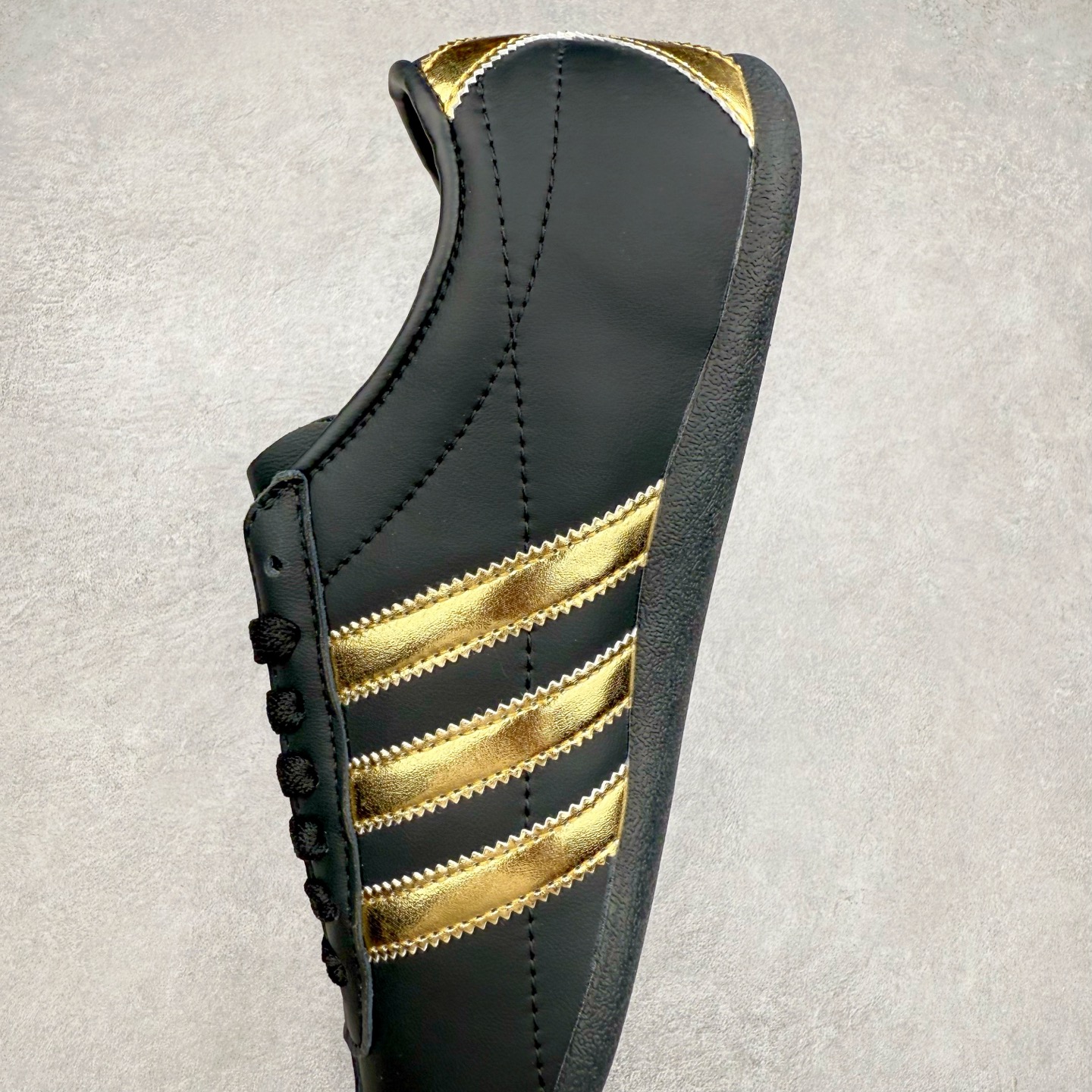 图片[7]-AD Originals Tokyo 东京限定系列复古百搭薄底德训风低帮休闲运动T头鞋 JR1271 ORIGINALS 挖掘复古运动基因，文 将经典与现代完美融合，推出薄底鞋系列，引起潮流趋势。此次COSTS带来的是ADIDAS ORIGINALS TOKYO系列黑白两款百搭配色，鞋款鞋面舒适贴合脚面， 同时采用柔软材质，穿着轻便舒适；中底缓震性能，鞋底有一定弹性，日常穿搭舒适且防滑。尺码：35⅔ 36 36⅔ 37⅓ 38 38⅔ 39⅓ 40 40⅔ 41⅓ 42 42⅔ 43⅓ 44 45-选品中心