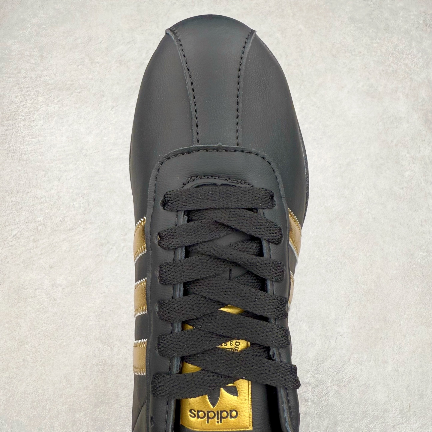 图片[4]-AD Originals Tokyo 东京限定系列复古百搭薄底德训风低帮休闲运动T头鞋 JR1271 ORIGINALS 挖掘复古运动基因，文 将经典与现代完美融合，推出薄底鞋系列，引起潮流趋势。此次COSTS带来的是ADIDAS ORIGINALS TOKYO系列黑白两款百搭配色，鞋款鞋面舒适贴合脚面， 同时采用柔软材质，穿着轻便舒适；中底缓震性能，鞋底有一定弹性，日常穿搭舒适且防滑。尺码：35⅔ 36 36⅔ 37⅓ 38 38⅔ 39⅓ 40 40⅔ 41⅓ 42 42⅔ 43⅓ 44 45-选品中心