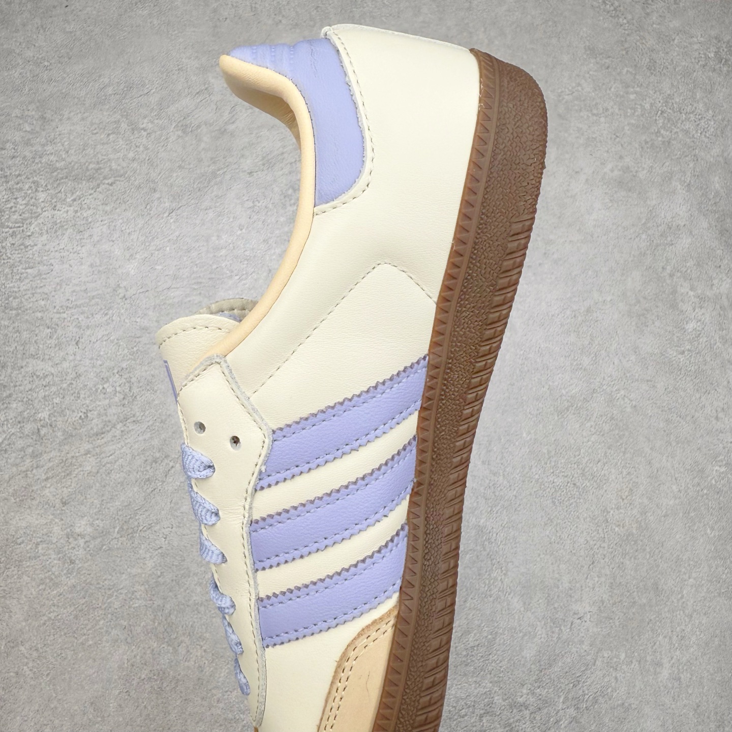 图片[7]-AD Original Samba OG 复古经典轻便板鞋 JI2678 这款桑巴鞋展示了高质量的工艺 带有装饰的超锁缝制和无缝的手感 柔软、柔软的皮革造型和标志性的3条纹完成了精致的外观 正规合身鞋带 鞋面上有绒面鞋垫 橡胶鞋底 享受正畸套筒软感 自50年代首次亮相以来就一直在赢得粉丝的青睐 尺码：36 36.5 37.5 38 38.5 39 40 40.5 41 42 42.5 43 44 44.5 45-选品中心