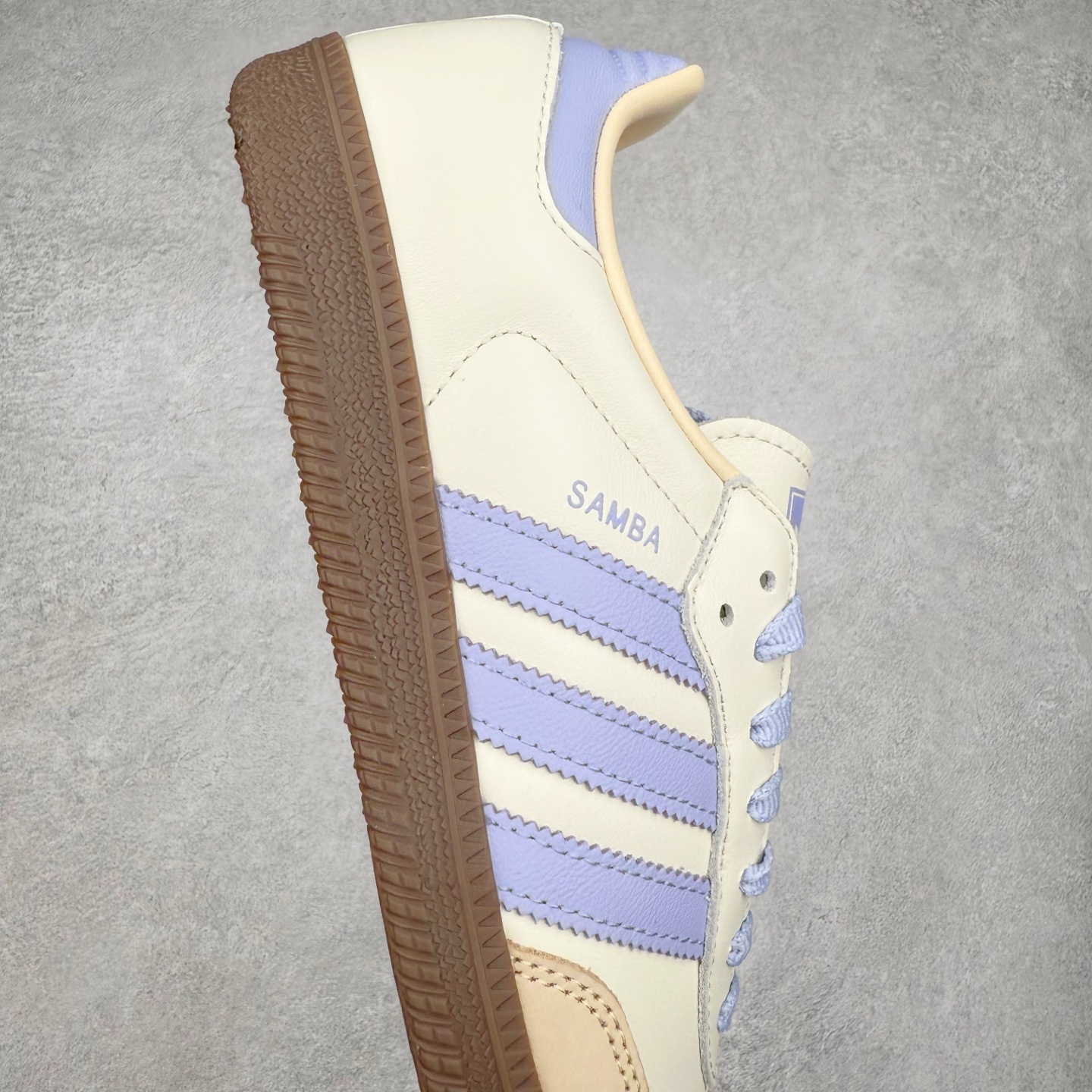 图片[6]-AD Original Samba OG 复古经典轻便板鞋 JI2678 这款桑巴鞋展示了高质量的工艺 带有装饰的超锁缝制和无缝的手感 柔软、柔软的皮革造型和标志性的3条纹完成了精致的外观 正规合身鞋带 鞋面上有绒面鞋垫 橡胶鞋底 享受正畸套筒软感 自50年代首次亮相以来就一直在赢得粉丝的青睐 尺码：36 36.5 37.5 38 38.5 39 40 40.5 41 42 42.5 43 44 44.5 45-选品中心