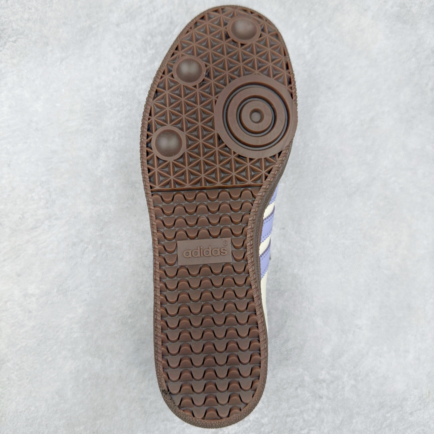 图片[9]-AD Original Samba OG 复古经典轻便板鞋 JI2678 这款桑巴鞋展示了高质量的工艺 带有装饰的超锁缝制和无缝的手感 柔软、柔软的皮革造型和标志性的3条纹完成了精致的外观 正规合身鞋带 鞋面上有绒面鞋垫 橡胶鞋底 享受正畸套筒软感 自50年代首次亮相以来就一直在赢得粉丝的青睐 尺码：36 36.5 37.5 38 38.5 39 40 40.5 41 42 42.5 43 44 44.5 45-选品中心