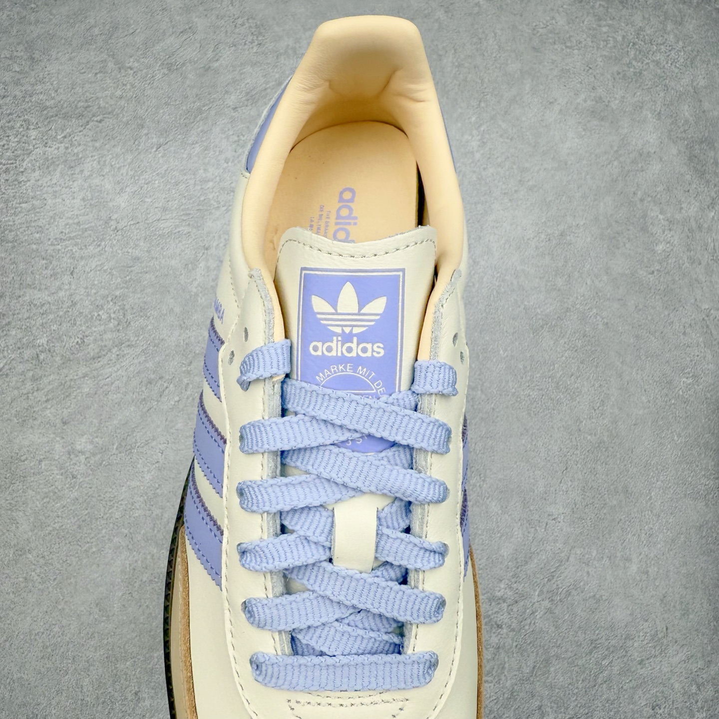 图片[5]-AD Original Samba OG 复古经典轻便板鞋 JI2678 这款桑巴鞋展示了高质量的工艺 带有装饰的超锁缝制和无缝的手感 柔软、柔软的皮革造型和标志性的3条纹完成了精致的外观 正规合身鞋带 鞋面上有绒面鞋垫 橡胶鞋底 享受正畸套筒软感 自50年代首次亮相以来就一直在赢得粉丝的青睐 尺码：36 36.5 37.5 38 38.5 39 40 40.5 41 42 42.5 43 44 44.5 45-选品中心