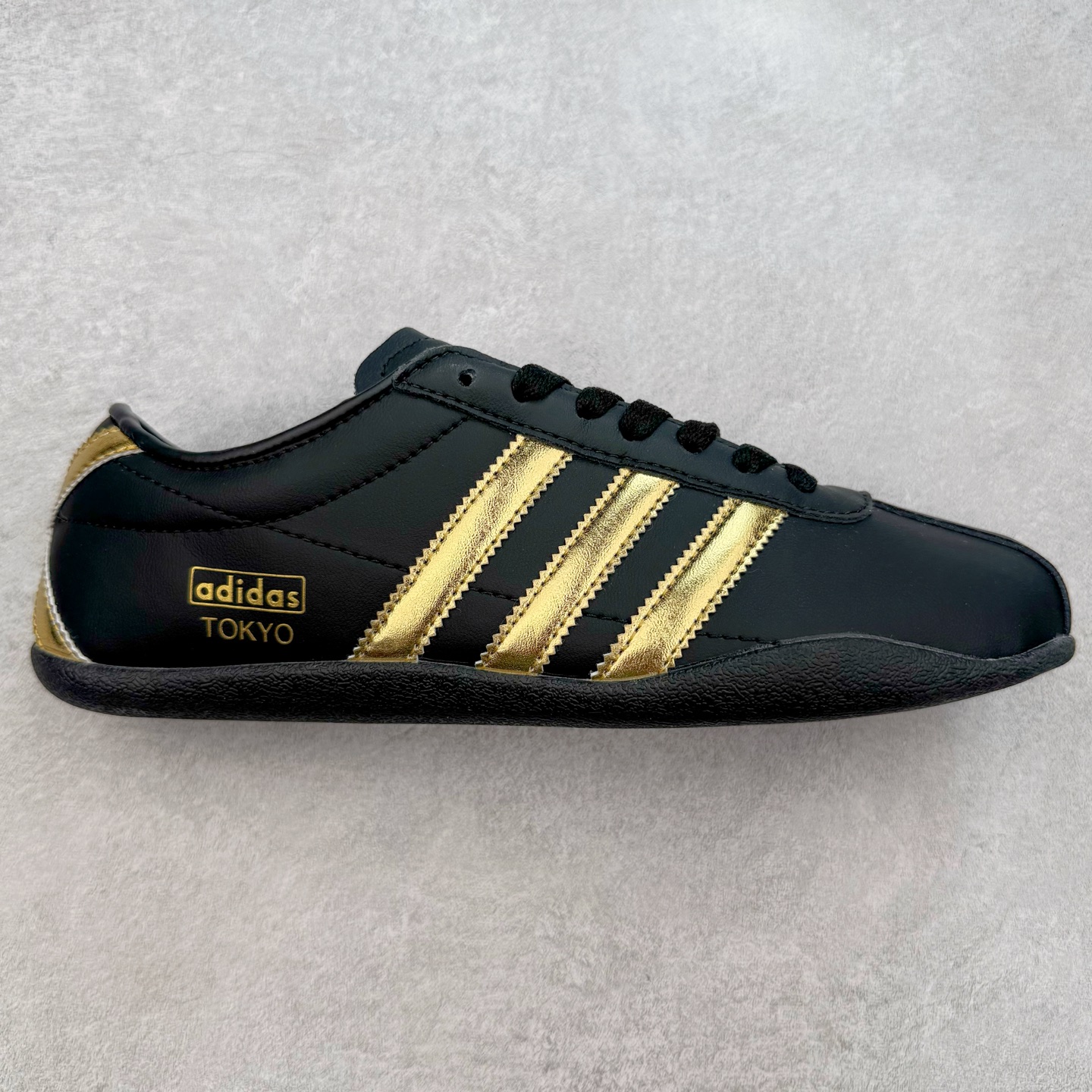 AD Originals Tokyo 东京限定系列复古百搭薄底德训风低帮休闲运动T头鞋 JR1271 ORIGINALS 挖掘复古运动基因，文 将经典与现代完美融合，推出薄底鞋系列，引起潮流趋势。此次COSTS带来的是ADIDAS ORIGINALS TOKYO系列黑白两款百搭配色，鞋款鞋面舒适贴合脚面， 同时采用柔软材质，穿着轻便舒适；中底缓震性能，鞋底有一定弹性，日常穿搭舒适且防滑。尺码：35⅔ 36 36⅔ 37⅓ 38 38⅔ 39⅓ 40 40⅔ 41⅓ 42 42⅔ 43⅓ 44 45-选品中心