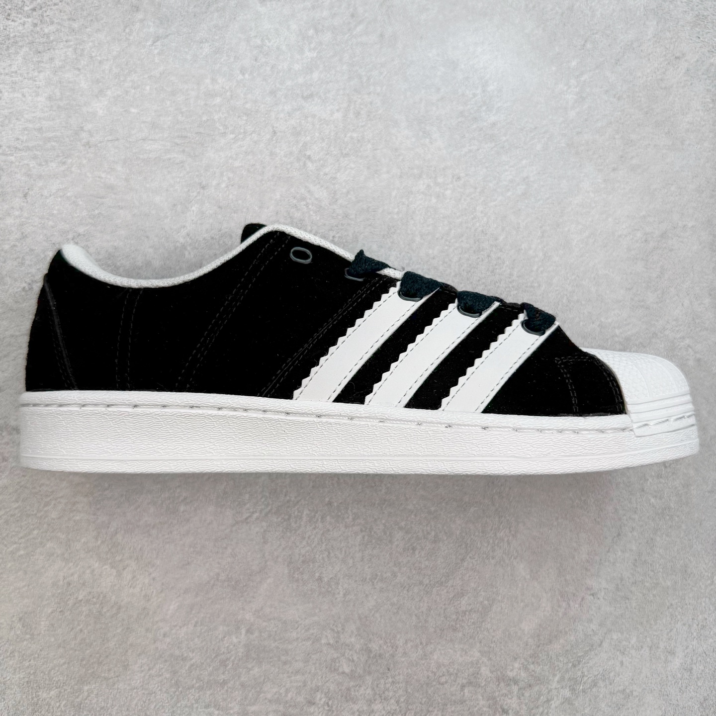 AD Originals Superstar 经典复古贝壳头板鞋 IG1319 诞生于1969年 是第一双将全皮面鞋 身与橡胶鞋头结合在一起的低帮篮球鞋 Superstar最开始 是作为高帮篮球鞋Pro Model的低帮版本而出现的 但因为其独特和醒目的橡胶鞋头造型而让大家熟知 被大家形象地称为\\\