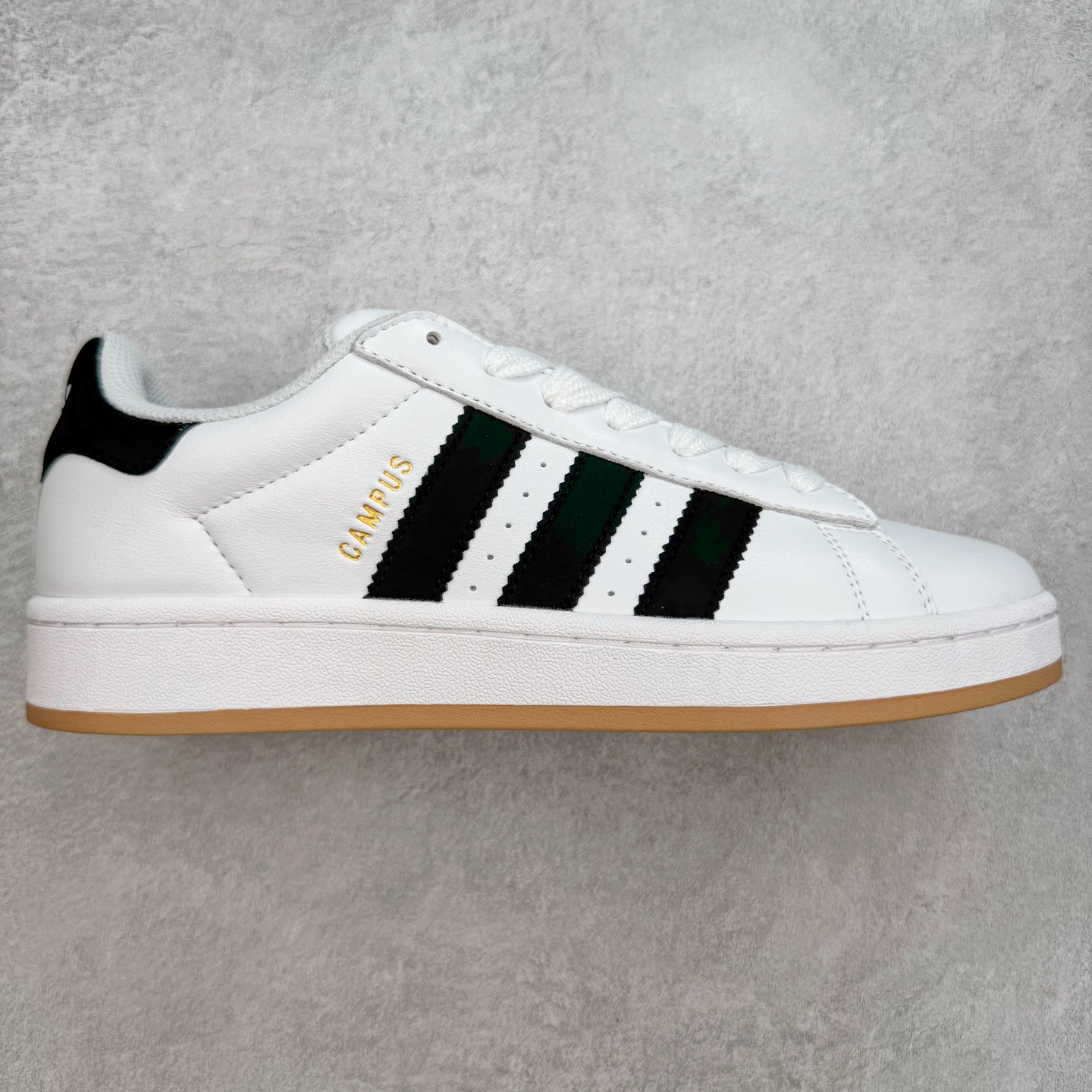 ＃C版纯原 AD Originals Campus 00s 学院系列面包风经典复古低帮百搭休闲运动板鞋 JP9998 原鞋开发 正确版型 市面唯一全鞋采用原厂头层SD皮料 正确宽版鞋盒 清洁度完美 诠释最高工艺 这次 Originals 选择了以经典复古鞋型 Campus 为蓝本打造全新面包鞋 这款鞋型联名不断 冠希当年对它更是钟爱有加 论牌面丝毫不输贝壳头、Forum 等大热鞋型 这次 Campus 一改 80 年代的瘦长造型 鞋舌、鞋身、鞋底甚至细节都变大了 营造出千禧年前后流行的面包鞋宽大廓形 因此鞋名改为 Campus 00s 鞋身采用绒面皮料搭配白色常规皮革 质感上还是延续了经典 Campus 的设计 鞋舌填充更加饱满 让鞋款整体看起来更加圆润 搭配上这款浅蓝配色 「蓝胖子」造型真的很可爱 鞋舌还加入了与以往 Campus 不同的全新三叶草 Logo 令造型更具千禧气息 鞋带也采用了加宽的设计 如果你不喜欢 这次还附送了传统鞋带可以替换 鞋底采用了米黄做旧设计 凸显鞋款的复古年代感 除了清新可人的浅蓝配色 还有一款酷灰配色 造型更加硬朗复古 而且相比浅蓝配色更加耐脏 尺码：36 36⅔ 37⅓ 38 38⅔ 39⅓ 40 40⅔ 41⅓ 42 42⅔ 43⅓ 44 44 ⅓ 45-选品中心