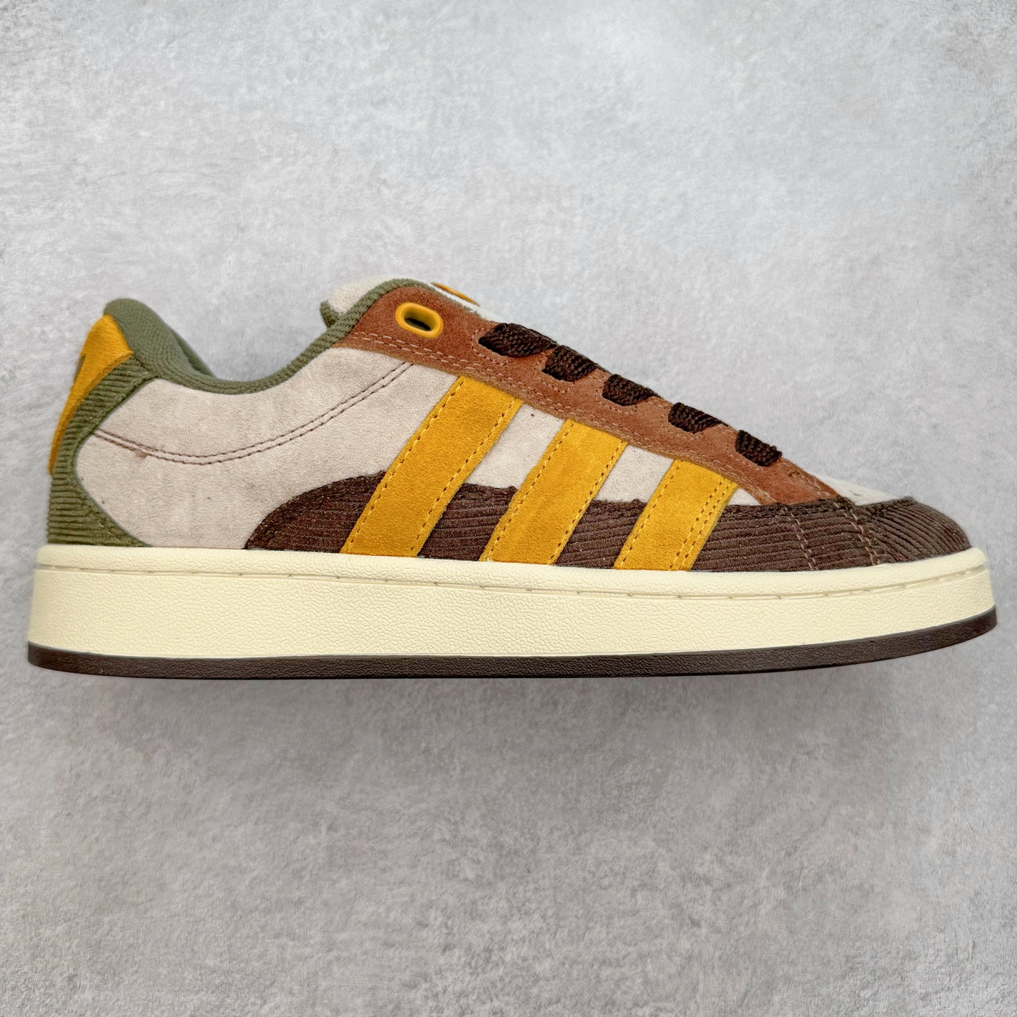 ＃C版纯原 AD Originals Campus 00s BETA 学院系列面包风经典复古低帮百搭休闲运动板鞋 JR8047 原鞋开发 正确版型 市面唯一全鞋采用原厂头层SD皮料 正确宽版鞋盒 清洁度完美 诠释最高工艺 这次 Originals 选择了以经典复古鞋型 Campus 为蓝本打造全新面包鞋 这款鞋型联名不断 冠希当年对它更是钟爱有加 论牌面丝毫不输贝壳头、Forum 等大热鞋型 这次 Campus 一改 80 年代的瘦长造型 鞋舌、鞋身、鞋底甚至细节都变大了 营造出千禧年前后流行的面包鞋宽大廓形 因此鞋名改为 Campus 00s 鞋身采用绒面皮料搭配白色常规皮革 质感上还是延续了经典 Campus 的设计 鞋舌填充更加饱满 让鞋款整体看起来更加圆润 搭配上这款浅蓝配色 「蓝胖子」造型真的很可爱 鞋舌还加入了与以往 Campus 不同的全新三叶草 Logo 令造型更具千禧气息 鞋带也采用了加宽的设计 如果你不喜欢 这次还附送了传统鞋带可以替换 鞋底采用了米黄做旧设计 凸显鞋款的复古年代感 除了清新可人的浅蓝配色 还有一款酷灰配色 造型更加硬朗复古 而且相比浅蓝配色更加耐脏 尺码：36 36⅔ 37⅓ 38 38⅔ 39⅓ 40 40⅔ 41⅓ 42 42⅔ 43⅓ 44 44 ⅓ 45-选品中心