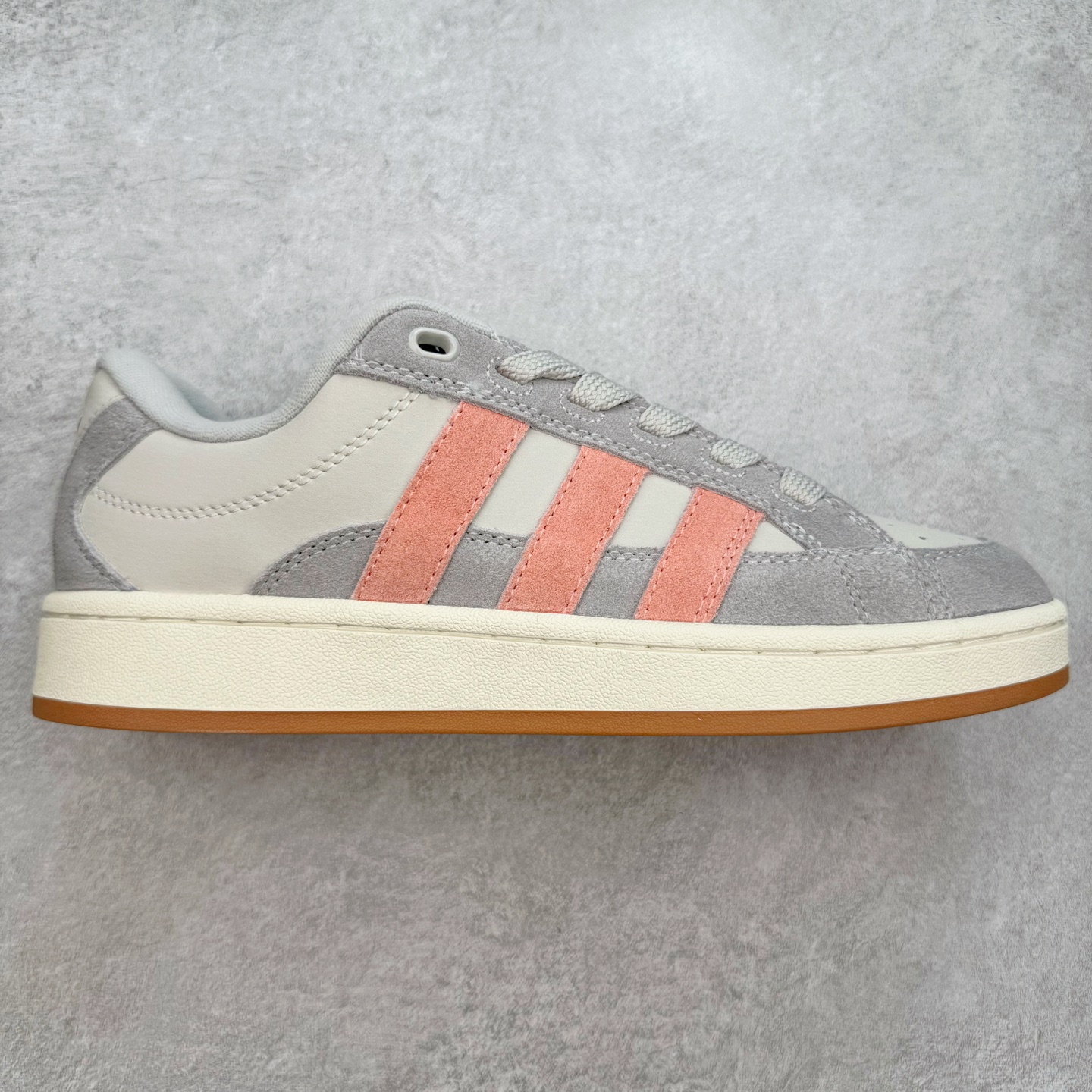 ＃C版纯原 AD Originals Campus 00s BETA 学院系列面包风经典复古低帮百搭休闲运动板鞋 JH9780 原鞋开发 正确版型 市面唯一全鞋采用原厂头层SD皮料 正确宽版鞋盒 清洁度完美 诠释最高工艺 这次 Originals 选择了以经典复古鞋型 Campus 为蓝本打造全新面包鞋 这款鞋型联名不断 冠希当年对它更是钟爱有加 论牌面丝毫不输贝壳头、Forum 等大热鞋型 这次 Campus 一改 80 年代的瘦长造型 鞋舌、鞋身、鞋底甚至细节都变大了 营造出千禧年前后流行的面包鞋宽大廓形 因此鞋名改为 Campus 00s 鞋身采用绒面皮料搭配白色常规皮革 质感上还是延续了经典 Campus 的设计 鞋舌填充更加饱满 让鞋款整体看起来更加圆润 搭配上这款浅蓝配色 「蓝胖子」造型真的很可爱 鞋舌还加入了与以往 Campus 不同的全新三叶草 Logo 令造型更具千禧气息 鞋带也采用了加宽的设计 如果你不喜欢 这次还附送了传统鞋带可以替换 鞋底采用了米黄做旧设计 凸显鞋款的复古年代感 除了清新可人的浅蓝配色 还有一款酷灰配色 造型更加硬朗复古 而且相比浅蓝配色更加耐脏 尺码：36 36⅔ 37⅓ 38 38⅔ 39⅓ 40 40⅔ 41⅓ 42 42⅔ 43⅓ 44 44 ⅓ 45-选品中心