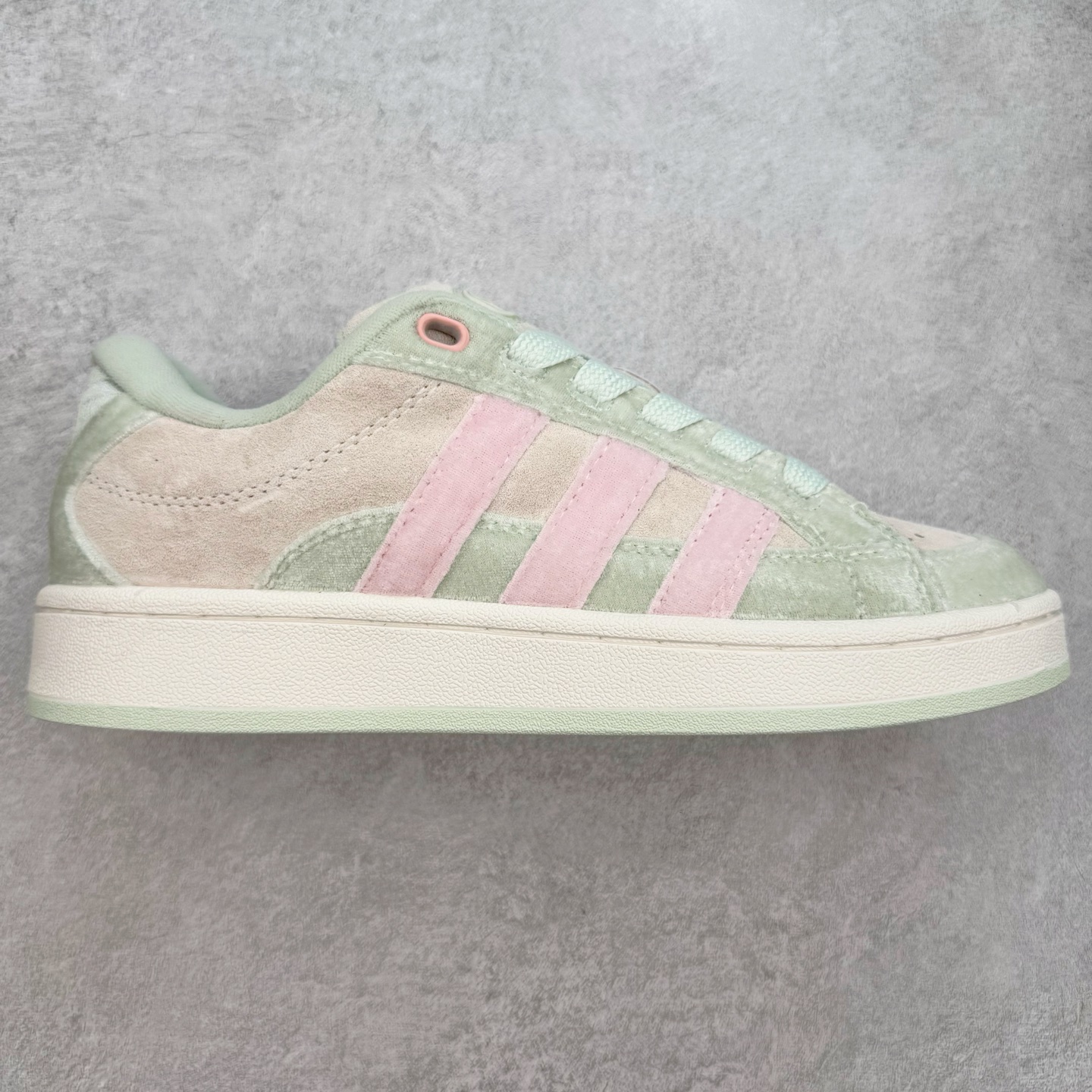 ＃C版纯原 AD Originals Campus 00s BETA 学院系列面包风经典复古低帮百搭休闲运动板鞋 JR8054 原鞋开发 正确版型 市面唯一全鞋采用原厂头层SD皮料 正确宽版鞋盒 清洁度完美 诠释最高工艺 这次 Originals 选择了以经典复古鞋型 Campus 为蓝本打造全新面包鞋 这款鞋型联名不断 冠希当年对它更是钟爱有加 论牌面丝毫不输贝壳头、Forum 等大热鞋型 这次 Campus 一改 80 年代的瘦长造型 鞋舌、鞋身、鞋底甚至细节都变大了 营造出千禧年前后流行的面包鞋宽大廓形 因此鞋名改为 Campus 00s 鞋身采用绒面皮料搭配白色常规皮革 质感上还是延续了经典 Campus 的设计 鞋舌填充更加饱满 让鞋款整体看起来更加圆润 搭配上这款浅蓝配色 「蓝胖子」造型真的很可爱 鞋舌还加入了与以往 Campus 不同的全新三叶草 Logo 令造型更具千禧气息 鞋带也采用了加宽的设计 如果你不喜欢 这次还附送了传统鞋带可以替换 鞋底采用了米黄做旧设计 凸显鞋款的复古年代感 除了清新可人的浅蓝配色 还有一款酷灰配色 造型更加硬朗复古 而且相比浅蓝配色更加耐脏 尺码：36 36⅔ 37⅓ 38 38⅔ 39⅓ 40 40⅔ 41⅓ 42 42⅔ 43⅓ 44 44 ⅓ 45-选品中心