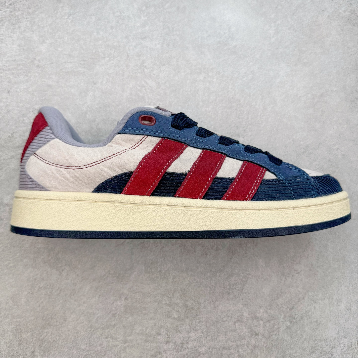 ＃C版纯原 AD Originals Campus 00s BETA 学院系列面包风经典复古低帮百搭休闲运动板鞋 JR8046 原鞋开发 正确版型 市面唯一全鞋采用原厂头层SD皮料 正确宽版鞋盒 清洁度完美 诠释最高工艺 这次 Originals 选择了以经典复古鞋型 Campus 为蓝本打造全新面包鞋 这款鞋型联名不断 冠希当年对它更是钟爱有加 论牌面丝毫不输贝壳头、Forum 等大热鞋型 这次 Campus 一改 80 年代的瘦长造型 鞋舌、鞋身、鞋底甚至细节都变大了 营造出千禧年前后流行的面包鞋宽大廓形 因此鞋名改为 Campus 00s 鞋身采用绒面皮料搭配白色常规皮革 质感上还是延续了经典 Campus 的设计 鞋舌填充更加饱满 让鞋款整体看起来更加圆润 搭配上这款浅蓝配色 「蓝胖子」造型真的很可爱 鞋舌还加入了与以往 Campus 不同的全新三叶草 Logo 令造型更具千禧气息 鞋带也采用了加宽的设计 如果你不喜欢 这次还附送了传统鞋带可以替换 鞋底采用了米黄做旧设计 凸显鞋款的复古年代感 除了清新可人的浅蓝配色 还有一款酷灰配色 造型更加硬朗复古 而且相比浅蓝配色更加耐脏 尺码：36 36⅔ 37⅓ 38 38⅔ 39⅓ 40 40⅔ 41⅓ 42 42⅔ 43⅓ 44 44 ⅓ 45-选品中心