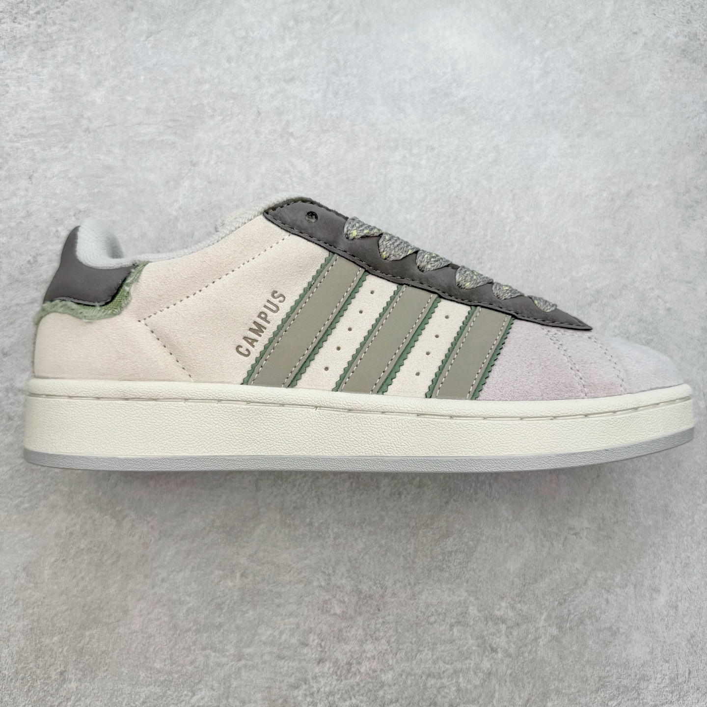 ＃C版纯原 AD Originals Campus 00s BETA 学院系列面包风经典复古低帮百搭休闲运动板鞋 JR0106 原鞋开发 正确版型 市面唯一全鞋采用原厂头层SD皮料 正确宽版鞋盒 清洁度完美 诠释最高工艺 这次 Originals 选择了以经典复古鞋型 Campus 为蓝本打造全新面包鞋 这款鞋型联名不断 冠希当年对它更是钟爱有加 论牌面丝毫不输贝壳头、Forum 等大热鞋型 这次 Campus 一改 80 年代的瘦长造型 鞋舌、鞋身、鞋底甚至细节都变大了 营造出千禧年前后流行的面包鞋宽大廓形 因此鞋名改为 Campus 00s 鞋身采用绒面皮料搭配白色常规皮革 质感上还是延续了经典 Campus 的设计 鞋舌填充更加饱满 让鞋款整体看起来更加圆润 搭配上这款浅蓝配色 「蓝胖子」造型真的很可爱 鞋舌还加入了与以往 Campus 不同的全新三叶草 Logo 令造型更具千禧气息 鞋带也采用了加宽的设计 如果你不喜欢 这次还附送了传统鞋带可以替换 鞋底采用了米黄做旧设计 凸显鞋款的复古年代感 除了清新可人的浅蓝配色 还有一款酷灰配色 造型更加硬朗复古 而且相比浅蓝配色更加耐脏 尺码：36 36⅔ 37⅓ 38 38⅔ 39⅓ 40 40⅔ 41⅓ 42 42⅔ 43⅓ 44 44 ⅓ 45-选品中心