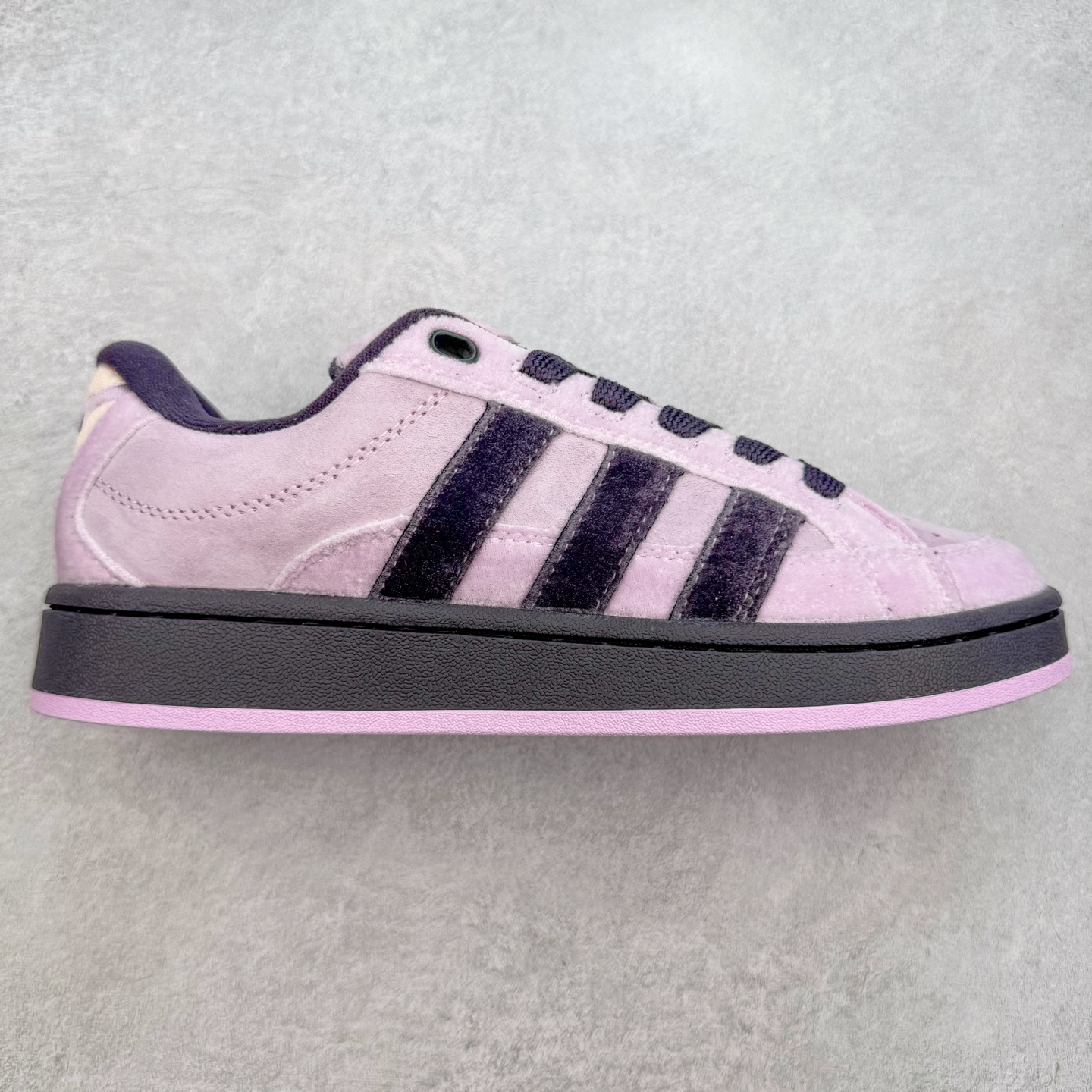 ＃C版纯原 AD Originals Campus 00s BETA 学院系列面包风经典复古低帮百搭休闲运动板鞋 JR8053 原鞋开发 正确版型 市面唯一全鞋采用原厂头层SD皮料 正确宽版鞋盒 清洁度完美 诠释最高工艺 这次 Originals 选择了以经典复古鞋型 Campus 为蓝本打造全新面包鞋 这款鞋型联名不断 冠希当年对它更是钟爱有加 论牌面丝毫不输贝壳头、Forum 等大热鞋型 这次 Campus 一改 80 年代的瘦长造型 鞋舌、鞋身、鞋底甚至细节都变大了 营造出千禧年前后流行的面包鞋宽大廓形 因此鞋名改为 Campus 00s 鞋身采用绒面皮料搭配白色常规皮革 质感上还是延续了经典 Campus 的设计 鞋舌填充更加饱满 让鞋款整体看起来更加圆润 搭配上这款浅蓝配色 「蓝胖子」造型真的很可爱 鞋舌还加入了与以往 Campus 不同的全新三叶草 Logo 令造型更具千禧气息 鞋带也采用了加宽的设计 如果你不喜欢 这次还附送了传统鞋带可以替换 鞋底采用了米黄做旧设计 凸显鞋款的复古年代感 除了清新可人的浅蓝配色 还有一款酷灰配色 造型更加硬朗复古 而且相比浅蓝配色更加耐脏 尺码：36 36⅔ 37⅓ 38 38⅔ 39⅓ 40 40⅔ 41⅓ 42 42⅔ 43⅓ 44 44 ⅓ 45-选品中心