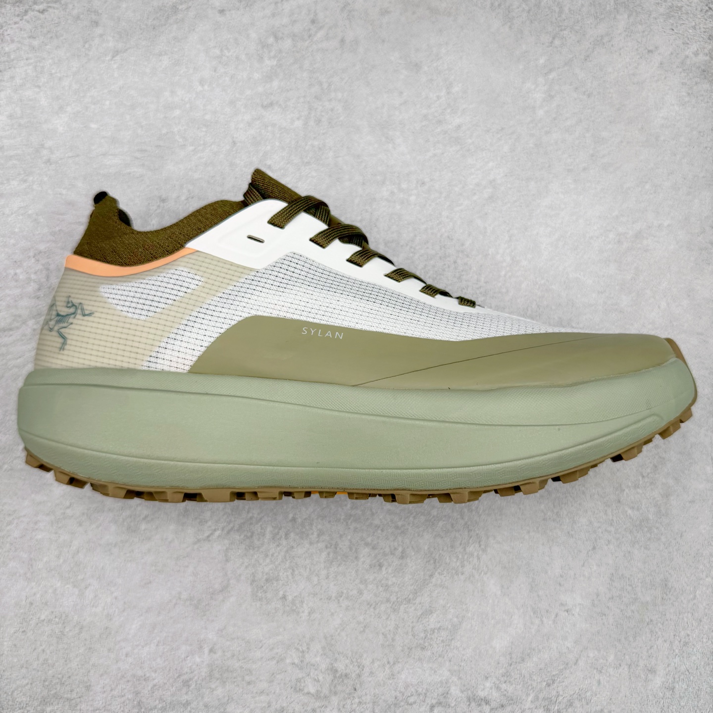 ＃HP Arcteryx SYLAN 始祖鸟户外防水透气低帮徒步登山鞋 Arcteryx中文名始祖鸟 加拿大户外服饰品牌 1989年创立于加拿大温哥华 始祖鸟来自加拿大海岸山脉 植根高山的专业户外品牌 始终秉承对精湛设计和工艺孜孜以求的准则 从1989年创立至今 Arcteryx始终不断在产品设计与做工上不惜工本 以满足始祖鸟的标准 品质、设计以及精简的理念造就了其良好的性能 并能满足严苛环境下的使用需求 尺码：39 40 41 42 43 44 45-选品中心