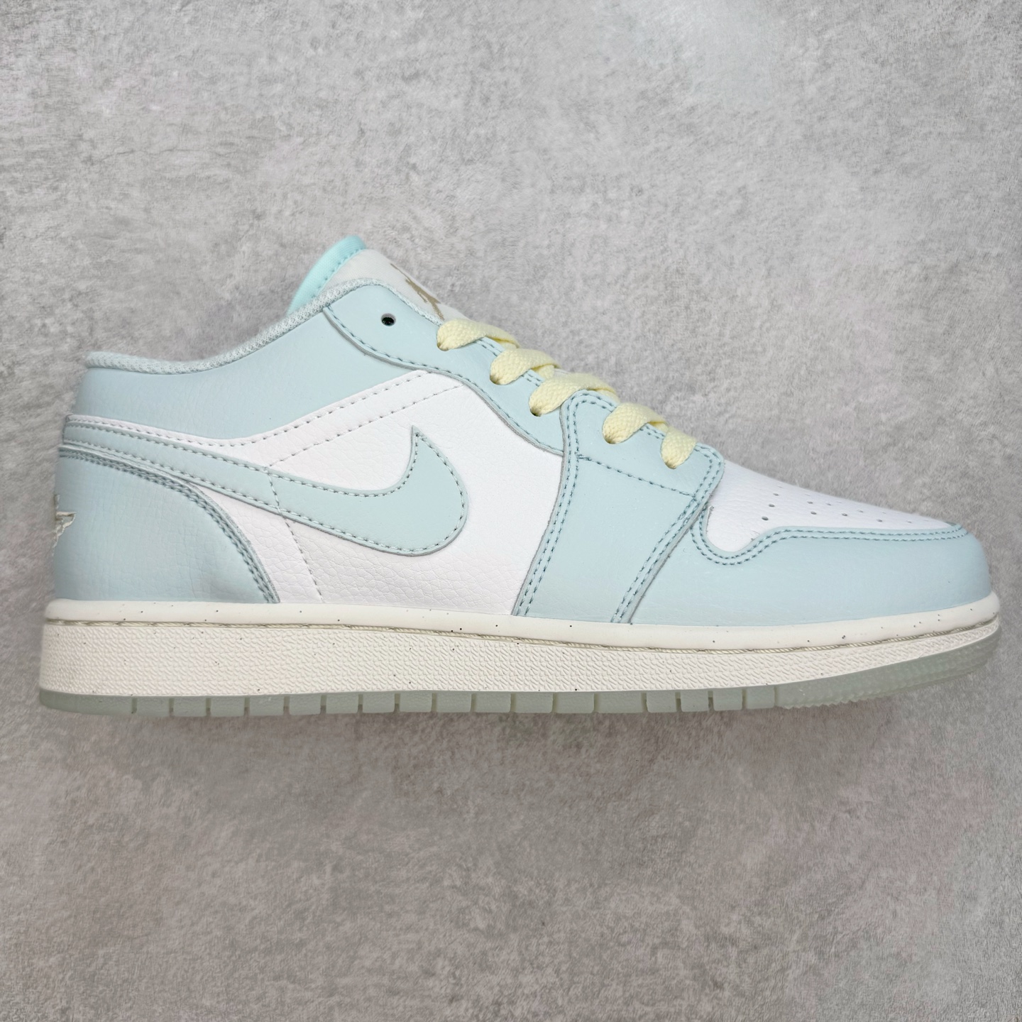 ＃K版 Air Jordan AJ1 Low 低帮 浅蓝白 HJ5971-400 全新流水线出品 DT版本唯一平替选择 市场第二梯队最强版 全部原鞋开发 原楦原纸板开发 全鞋电脑针车 原厂内置全掌气垫 原盒内在原标 唯一Zp原版鞋带绑法 免检产品 全新2022版型 全头层皮料 完美零毛边处理 原厂配置全掌气垫 价格定位良心 几十个配色陆续出货 实拍调校N版已经零色差零失真 百分百还原实物色彩所见即所得 不存在货不对板色差等低级问题 选购参考实物拍摄 不混卖不参货 只用心做好货严格选品 承诺混一赔十 尺码：36 36.5 37.5 38 38.5 39 40 40.5 41 42 42.5 43 44 44.5 45-选品中心