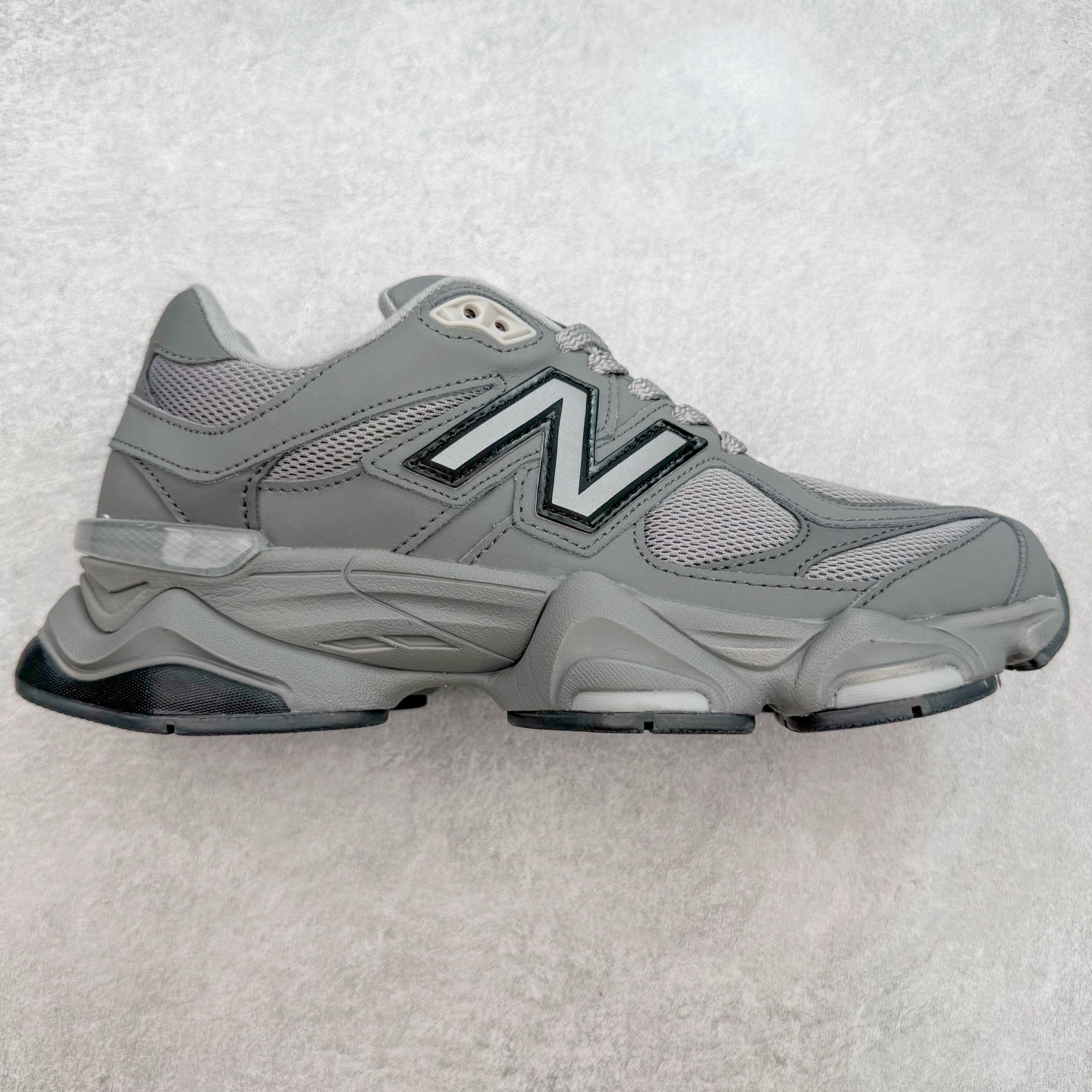 New Balance NB9060 复古运动鞋 新百伦又带来了新鞋型 并且是与芝加哥街头品牌 Joe Freshgoods 的联名款 鞋身主体采用了类似 990 系列的设计风格 与传统复古慢跑鞋区别不大 最大的变化就是鞋底部分 在传统设计的中底外层 增加了多个分区的模块 圆润的线条设计与我们熟悉的 New Balance 风格截然不同 但与同样充满弧形线条的鞋面搭配 看起来毫无违和感 尺码：36-45-选品中心