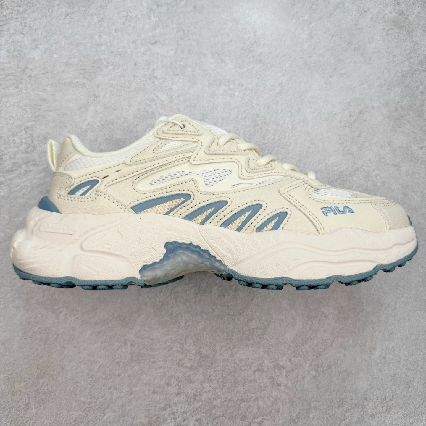 FILA FUSION Fluid 斐乐摩登潮牌防滑耐磨轻便运动鞋 FUSION 系列传承了 FILA 的百年基因，融入年轻运动及潮流文化，成为引领变革、创新突破的一代。以“1+N” 的跨界合作模式重现经典的同时创造经典。带来最出其不意的跨界合作惊喜。同时，FILAFUSION把FILA 的 DNA 融入到定制体验里，你可以随心制造厲于你的产品。FILA FUSION 的鞋家族涵盖了老爹鞋、跑步鞋、网球鞋、季节款。风格复古新潮，满足了时尚人士出行及各类运动的搭配需求，成为当下年轻人筷拥的鞋类品牌之一。FILA FUSION 走进年轻人的世界，通过年轻人运动，街舞，滑板，篮球，展现 FILA FUSION 的潮流态度和年轻文化。FILA FUSION 认为末来属于引领变革、创新突破的年轻一代，让我们一起构成 FILA 未来的蓝图吧！尺码：35.5 36 36.5 37.5 38 38.5 39 40 40.5 41 42 42.5 43 44 44.5 45 45.5-选品中心
