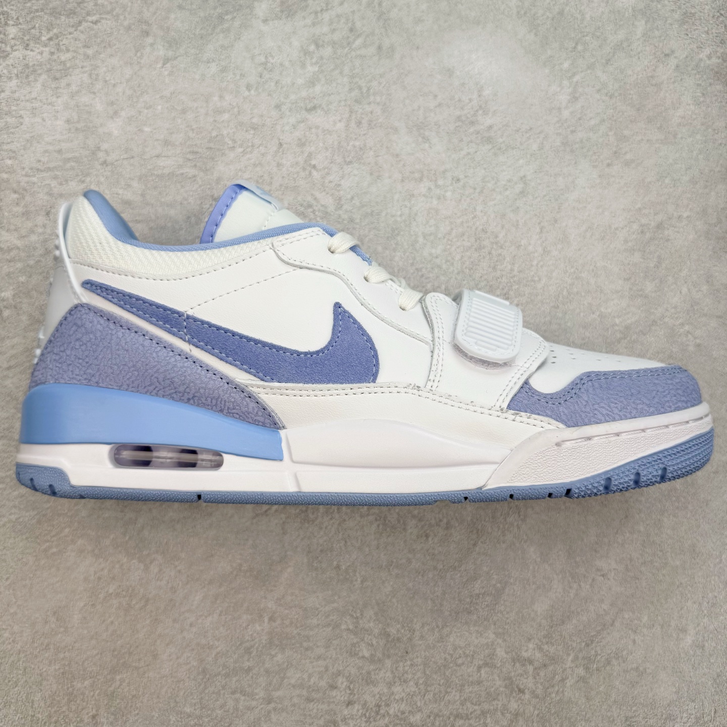 Air Jordan Legacy AJ312 低帮 FQ7827-104 鞋身采用了皮革材质打造 横跨鞋面的魔术贴十分吸睛 侧面的Swoosh Logo的一部分被鞋面遮挡了一部分 颇具玩味 魔术贴上标有NK标识 而鞋舌上是Jordan的经典飞翼Logo 后跟和鞋底均采用了Air Jordan 3 的设计 后跟上同样也使用了经典的爆裂纹图案 尺码：36 36.5 37.5 38 38.5 39 40 40.5 41 42 42.5 43 44 44.5 45 46 47.5-选品中心