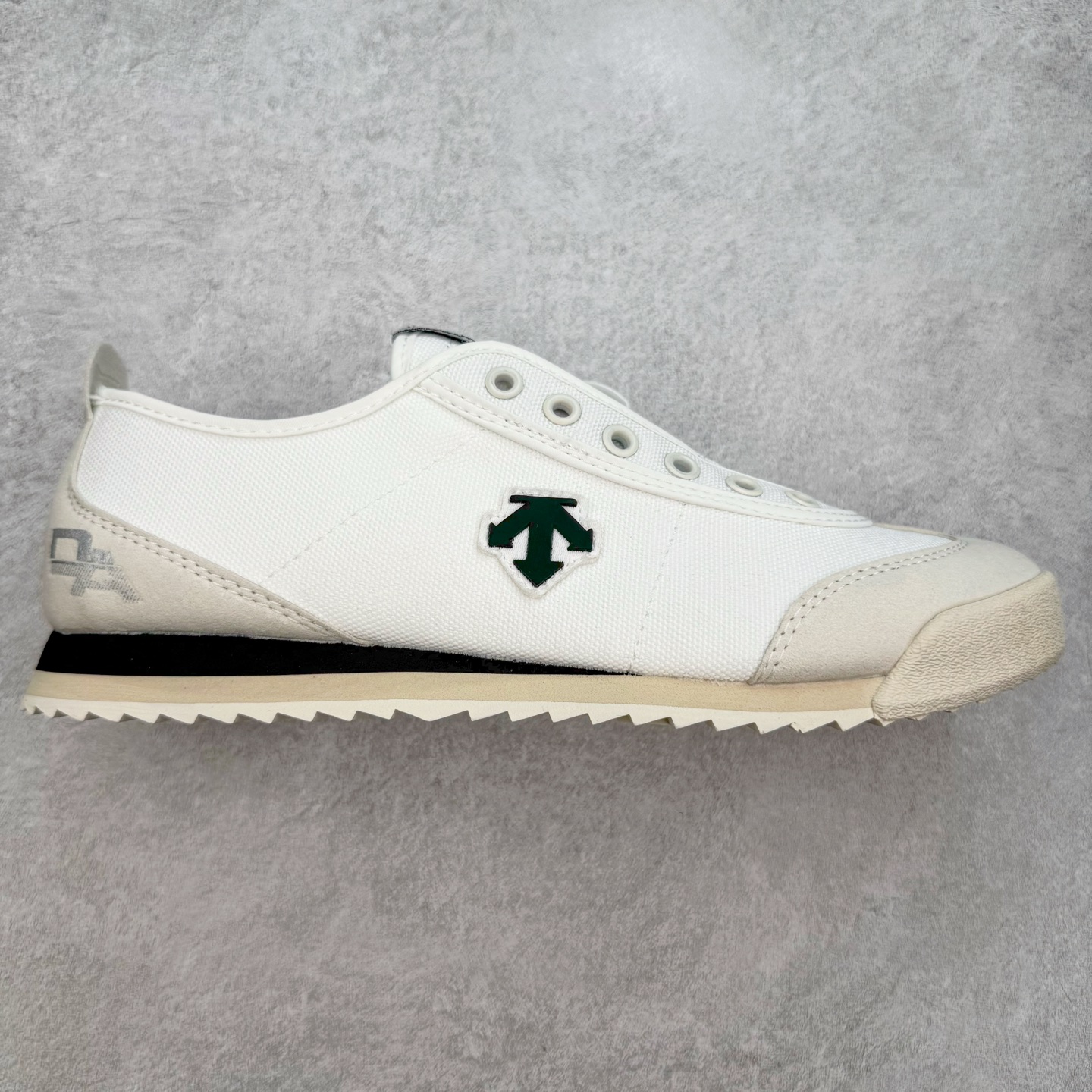 DESCENTE Sport Style Chron Racer迪桑特舒适百搭防滑耐磨低帮生活休闲鞋 是一款集复古与现代于一体的低帮跑步鞋 简洁的牛皮鞋面不仅彰显出时尚的质感 还适用于多种场合的穿搭 这款鞋子的透气性能极佳 轻质弹性鞋底则提供了良好的舒适度和耐磨性 使你在行走或跑步时都能感受到脚底的柔软与支撑 尺码：36 36.5 37.5 38 38.5 39 40 40.5 41 42 42.5 43 44 44.5 45-选品中心