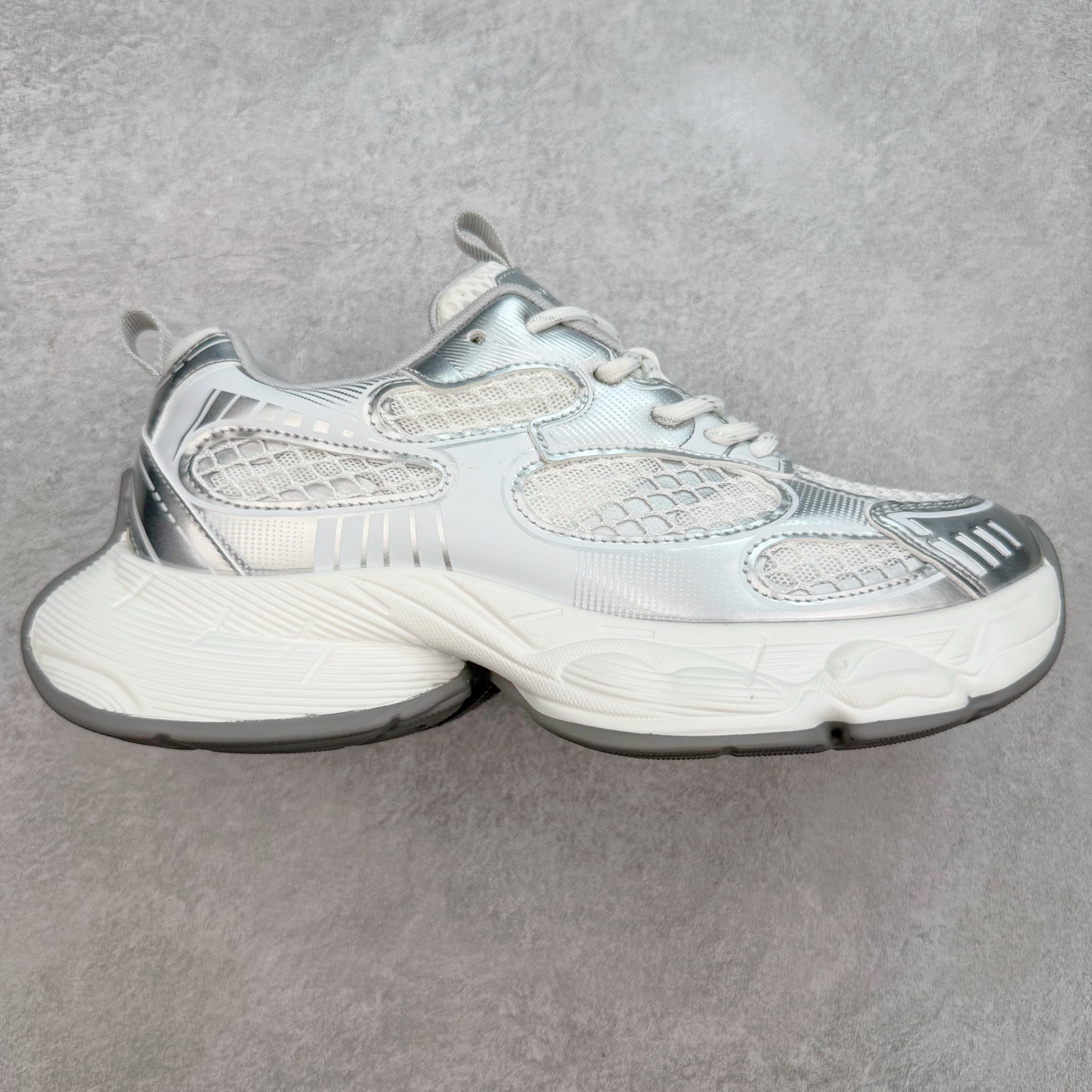 GG-CC 林允同款 星河粒子 镂空休闲运动老爹鞋 春日踏青舒适度和少女感GGCC德训鞋界的白月光🌙 银白黄配色好温柔 镂空鞋面/组合月牙底 柔软有弹性的月牙底和增加舒适度显腿长的5cm内增高 长时间走路和站立都不累脚舒适度和少女感 尺码:35 36 37 38 39 40-选品中心