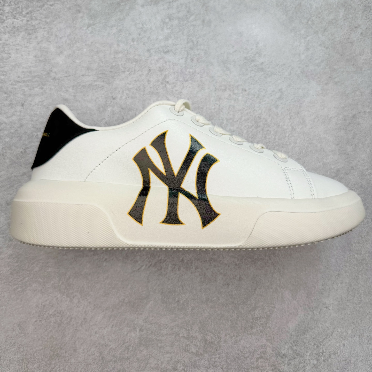 图片[2]-＃福利特价 MLB Chukky Classic 经典老爹风轻量增高厚底百搭休闲运动慢跑鞋 原楦原纸版数据开发#采用优质轻量克重纤维移膜皮革及透气网面鞋面材质#全新独立4cm厘米外增高轻质发泡大底 尺码：35 36 36.5 37.5 38 38.5 39 40 40.5 41 42 42.5 43 44-选品中心