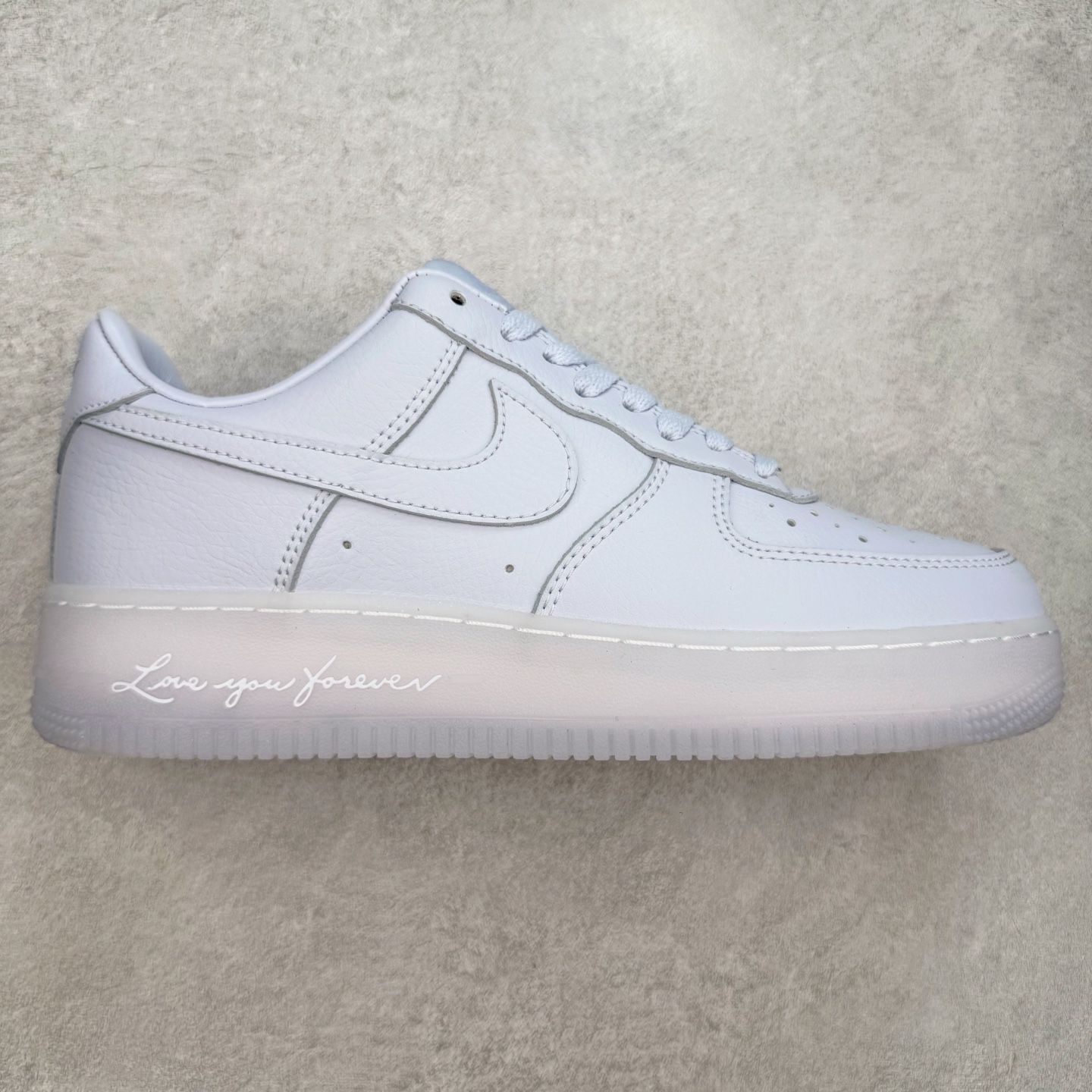 ＃XT纯原 NK Air Force 1´07 Low 空军一号低帮百搭休闲运动板鞋 CZ8065-500 顶级批次 2022全新楦头鞋型 鱼鳞大底 历时开发三个月 清洁度完美 二维码鞋标 内置芯片及solo气垫 大底高度及其弧度依照正品 钢印 logo刺绣 鞋口弧度 鞋头长度 鞋面冲孔 鞋垫背胶及钢印 完美鞋型对比正品 每一处都是细节满满 柔软、弹性十足的缓震性能和出色的中底设计 横跨复古与现代的外型结合 造就出风靡全球 三十多年的Force 1 直到今天还深受青睐 实拍调校N版已经零色差零失真 百分百还原实物色彩所见即所得 不存在货不对板色差等低级问题 选购参考实物拍摄 不混卖不参货 只用心做好货严格选品 承诺混一赔十 尺码：36 36.5 37.5 38 38.5 39 40 40.5 41 42 42.5 43 44 44.5 45-选品中心