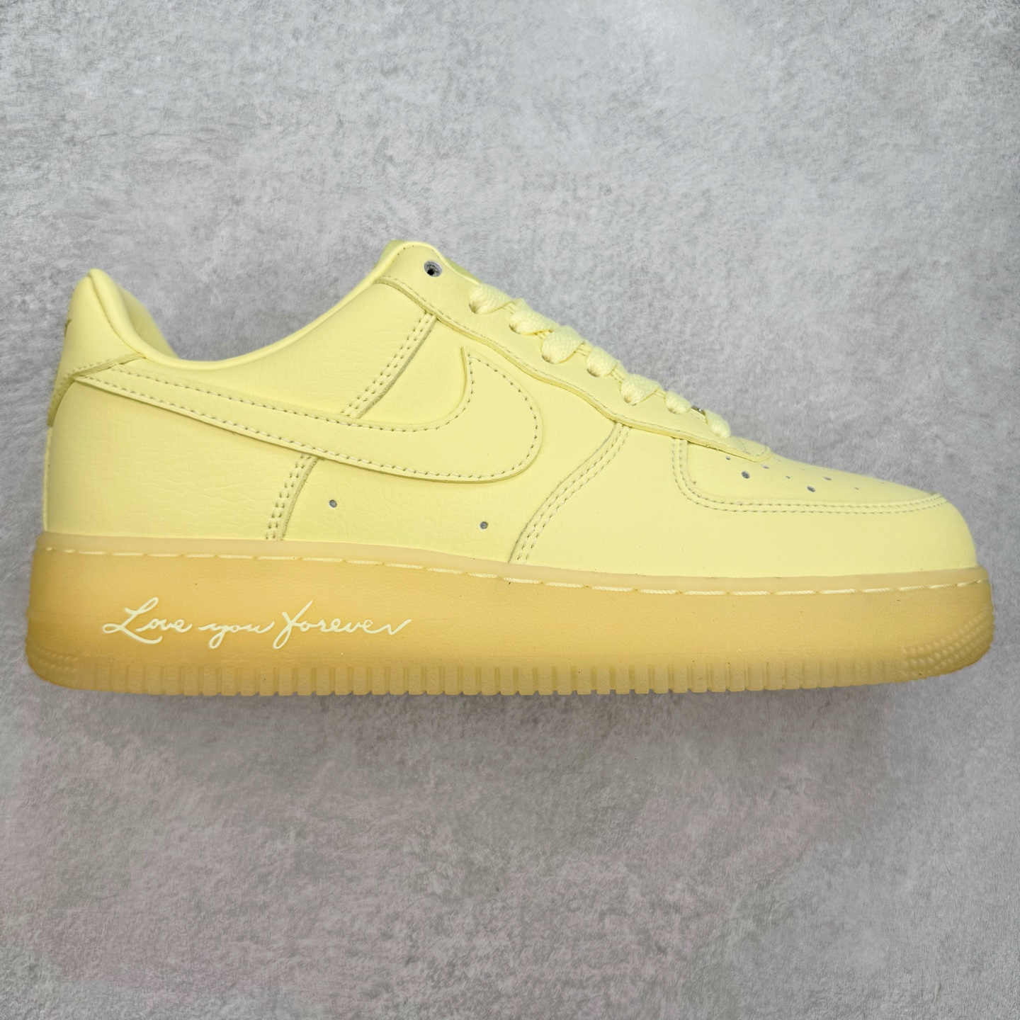 ＃XT纯原 NK Air Force 1´07 Low 空军一号低帮百搭休闲运动板鞋 CZ8065-800 顶级批次 2022全新楦头鞋型 鱼鳞大底 历时开发三个月 清洁度完美 二维码鞋标 内置芯片及solo气垫 大底高度及其弧度依照正品 钢印 logo刺绣 鞋口弧度 鞋头长度 鞋面冲孔 鞋垫背胶及钢印 完美鞋型对比正品 每一处都是细节满满 柔软、弹性十足的缓震性能和出色的中底设计 横跨复古与现代的外型结合 造就出风靡全球 三十多年的Force 1 直到今天还深受青睐 实拍调校N版已经零色差零失真 百分百还原实物色彩所见即所得 不存在货不对板色差等低级问题 选购参考实物拍摄 不混卖不参货 只用心做好货严格选品 承诺混一赔十 尺码：36 36.5 37.5 38 38.5 39 40 40.5 41 42 42.5 43 44 44.5 45-选品中心