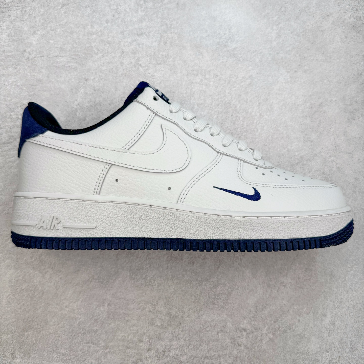 图片[4]-＃XT纯原 NK Air Force 1´07 Low 空军一号低帮百搭休闲运动板鞋 顶级批次 2022全新楦头鞋型 鱼鳞大底 历时开发三个月 清洁度完美 二维码鞋标 内置芯片及solo气垫 大底高度及其弧度依照正品 钢印 logo刺绣 鞋口弧度 鞋头长度 鞋面冲孔 鞋垫背胶及钢印 完美鞋型对比正品 每一处都是细节满满 柔软、弹性十足的缓震性能和出色的中底设计 横跨复古与现代的外型结合 造就出风靡全球 三十多年的Force 1 直到今天还深受青睐 实拍调校N版已经零色差零失真 百分百还原实物色彩所见即所得 不存在货不对板色差等低级问题 选购参考实物拍摄 不混卖不参货 只用心做好货严格选品 承诺混一赔十 尺码：36 36.5 37.5 38 38.5 39 40 40.5 41 42 42.5 43 44 44.5 45-选品中心