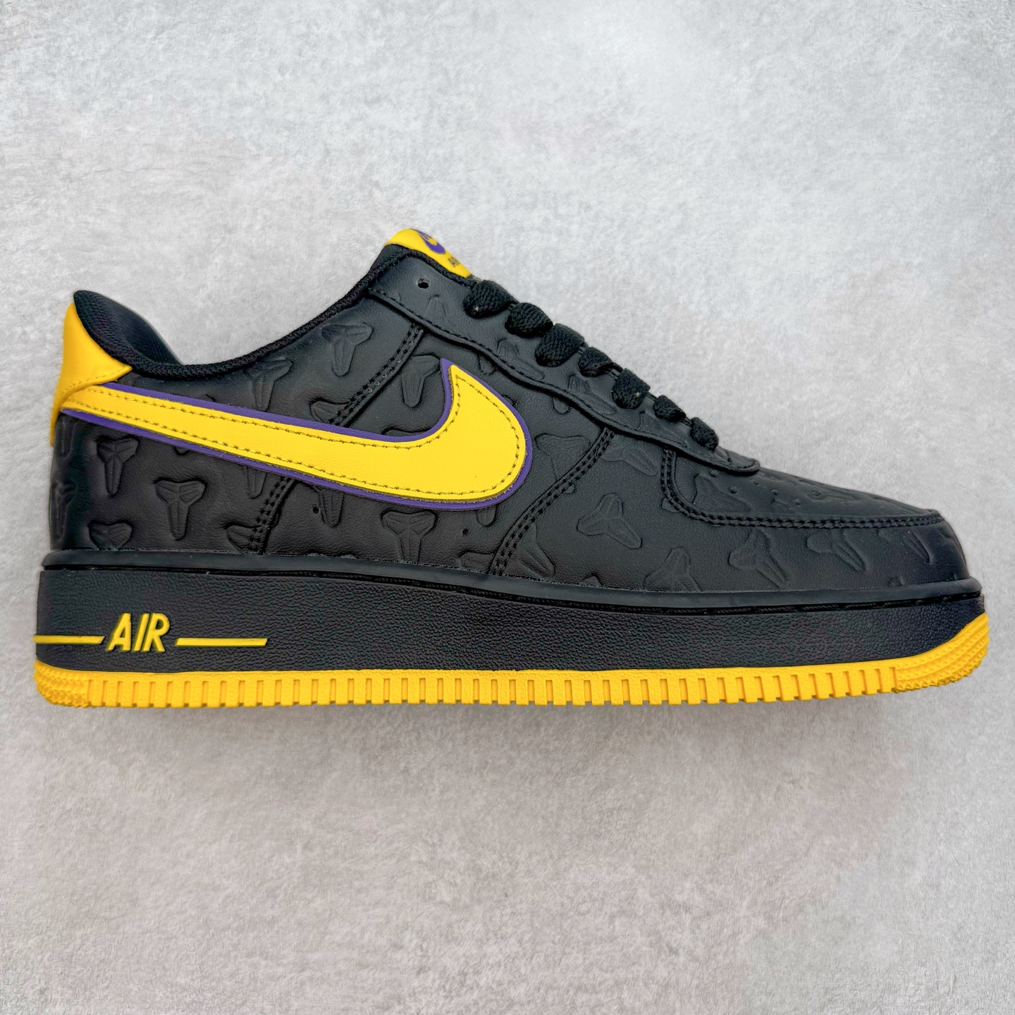 图片[2]-＃XT纯原 NK Air Force 1´07 Low 空军一号低帮百搭休闲运动板鞋 顶级批次 2022全新楦头鞋型 鱼鳞大底 历时开发三个月 清洁度完美 二维码鞋标 内置芯片及solo气垫 大底高度及其弧度依照正品 钢印 logo刺绣 鞋口弧度 鞋头长度 鞋面冲孔 鞋垫背胶及钢印 完美鞋型对比正品 每一处都是细节满满 柔软、弹性十足的缓震性能和出色的中底设计 横跨复古与现代的外型结合 造就出风靡全球 三十多年的Force 1 直到今天还深受青睐 实拍调校N版已经零色差零失真 百分百还原实物色彩所见即所得 不存在货不对板色差等低级问题 选购参考实物拍摄 不混卖不参货 只用心做好货严格选品 承诺混一赔十 尺码：36 36.5 37.5 38 38.5 39 40 40.5 41 42 42.5 43 44 44.5 45-选品中心