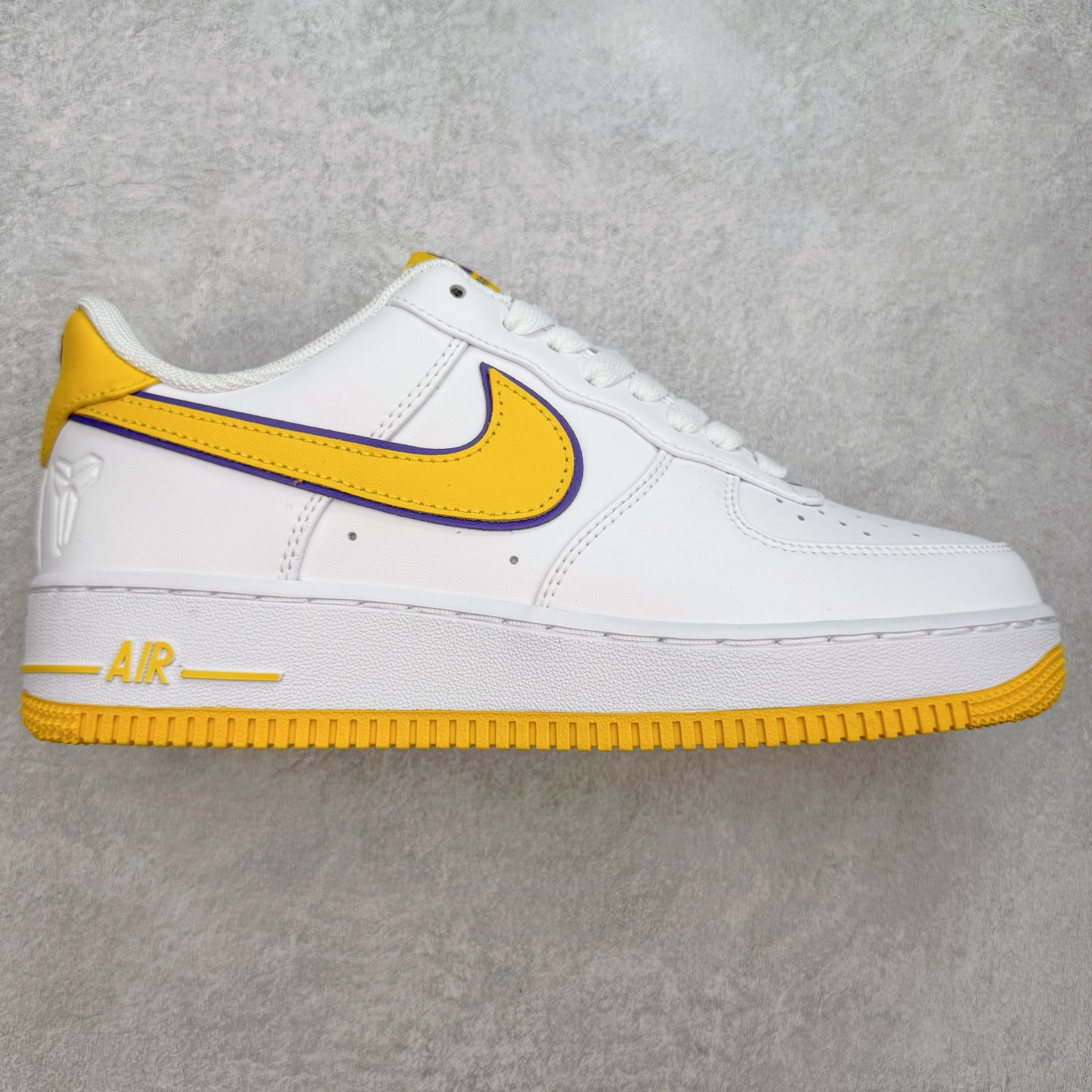 ＃XT纯原 NK Air Force 1´07 Low 空军一号低帮百搭休闲运动板鞋 顶级批次 2022全新楦头鞋型 鱼鳞大底 历时开发三个月 清洁度完美 二维码鞋标 内置芯片及solo气垫 大底高度及其弧度依照正品 钢印 logo刺绣 鞋口弧度 鞋头长度 鞋面冲孔 鞋垫背胶及钢印 完美鞋型对比正品 每一处都是细节满满 柔软、弹性十足的缓震性能和出色的中底设计 横跨复古与现代的外型结合 造就出风靡全球 三十多年的Force 1 直到今天还深受青睐 实拍调校N版已经零色差零失真 百分百还原实物色彩所见即所得 不存在货不对板色差等低级问题 选购参考实物拍摄 不混卖不参货 只用心做好货严格选品 承诺混一赔十 尺码：36 36.5 37.5 38 38.5 39 40 40.5 41 42 42.5 43 44 44.5 45-选品中心