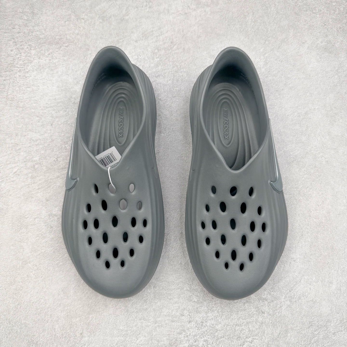 图片[2]-＃DC纯原 NK ReactX Rejuven8 简约舒适百搭洞洞鞋 HV5060-002 重金购入原鞋及原档案磨具生产指令开发 唯一正确组合大底 组合侧面Logo 鞋头不过分上翘 后跟Logo 凹凸明显 轮廓分明 LOGO内侧钢印清晰工整 原厂磨具全鞋无多余毛边 同源公司EVA粒子环保塑料 原厂指令配方 无任何异味 弹性卡色均保持原鞋一致 匠心打造 鞋口弧度大小 鞋面色泽质感同步原鞋 LOGO内侧钢印清晰工整 从名字就能看出，这款鞋搭载了React X缓震科技，保证了舒适的脚感和轻盈的穿着体验。设计上，这双鞋采用了近几年非常流行的洞洞鞋风格，但特别之处在于加入了波浪纹路细节，让整个鞋型看起来更有立体感，视觉上也增添了几分现代感。尺码：36 36.5 37.5 38 38.5 39 40 40.5 41 42 42.5 43 44 44.5 45 46-选品中心