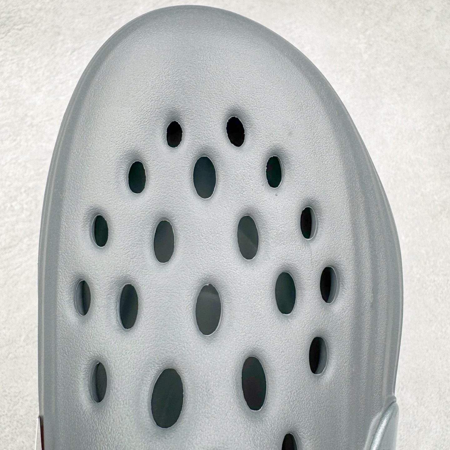 图片[13]-＃DC纯原 NK ReactX Rejuven8 简约舒适百搭洞洞鞋 HV5060-002 重金购入原鞋及原档案磨具生产指令开发 唯一正确组合大底 组合侧面Logo 鞋头不过分上翘 后跟Logo 凹凸明显 轮廓分明 LOGO内侧钢印清晰工整 原厂磨具全鞋无多余毛边 同源公司EVA粒子环保塑料 原厂指令配方 无任何异味 弹性卡色均保持原鞋一致 匠心打造 鞋口弧度大小 鞋面色泽质感同步原鞋 LOGO内侧钢印清晰工整 从名字就能看出，这款鞋搭载了React X缓震科技，保证了舒适的脚感和轻盈的穿着体验。设计上，这双鞋采用了近几年非常流行的洞洞鞋风格，但特别之处在于加入了波浪纹路细节，让整个鞋型看起来更有立体感，视觉上也增添了几分现代感。尺码：36 36.5 37.5 38 38.5 39 40 40.5 41 42 42.5 43 44 44.5 45 46-选品中心