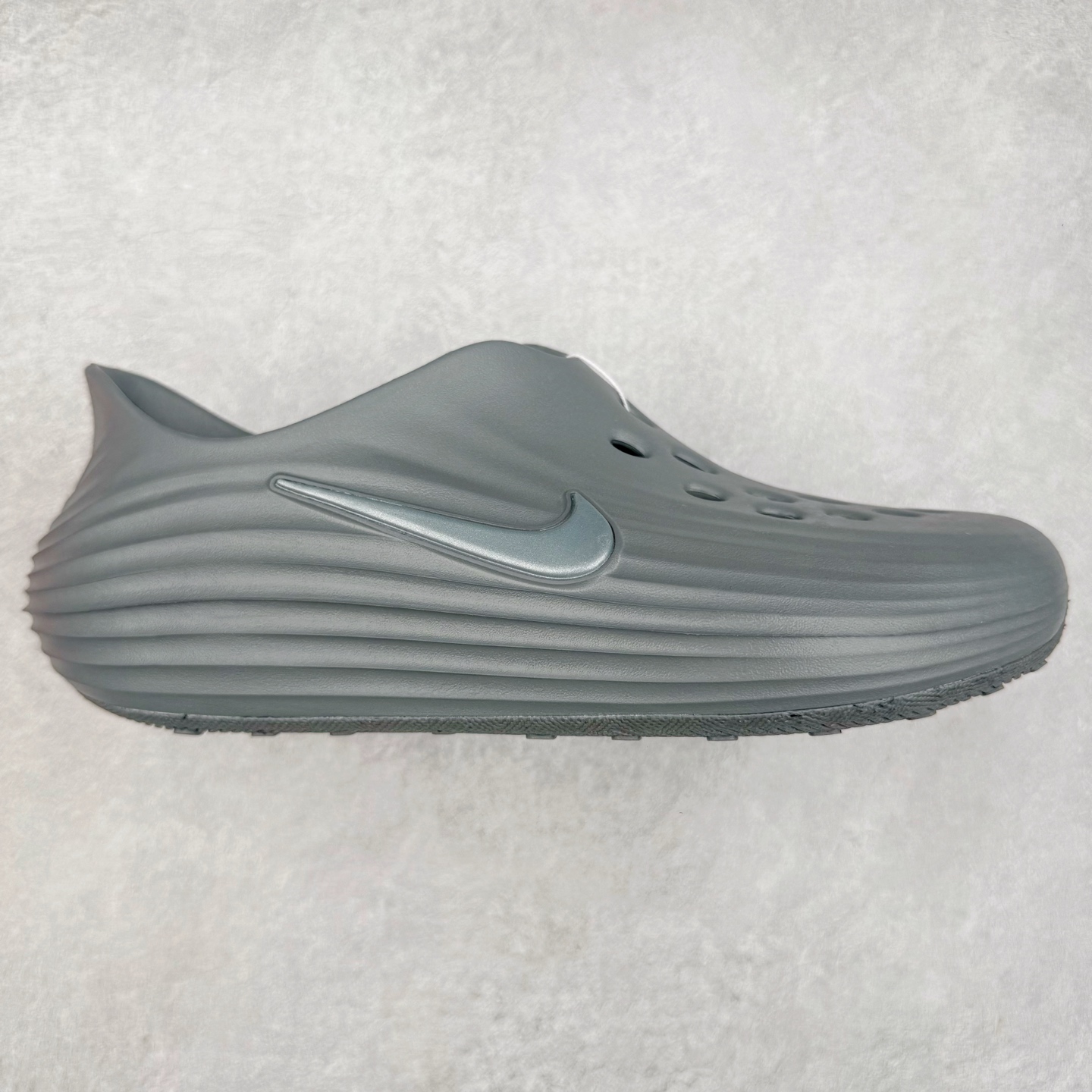 ＃DC纯原 NK ReactX Rejuven8 简约舒适百搭洞洞鞋 HV5060-002 重金购入原鞋及原档案磨具生产指令开发 唯一正确组合大底 组合侧面Logo 鞋头不过分上翘 后跟Logo 凹凸明显 轮廓分明 LOGO内侧钢印清晰工整 原厂磨具全鞋无多余毛边 同源公司EVA粒子环保塑料 原厂指令配方 无任何异味 弹性卡色均保持原鞋一致 匠心打造 鞋口弧度大小 鞋面色泽质感同步原鞋 LOGO内侧钢印清晰工整 从名字就能看出，这款鞋搭载了React X缓震科技，保证了舒适的脚感和轻盈的穿着体验。设计上，这双鞋采用了近几年非常流行的洞洞鞋风格，但特别之处在于加入了波浪纹路细节，让整个鞋型看起来更有立体感，视觉上也增添了几分现代感。尺码：36 36.5 37.5 38 38.5 39 40 40.5 41 42 42.5 43 44 44.5 45 46-选品中心