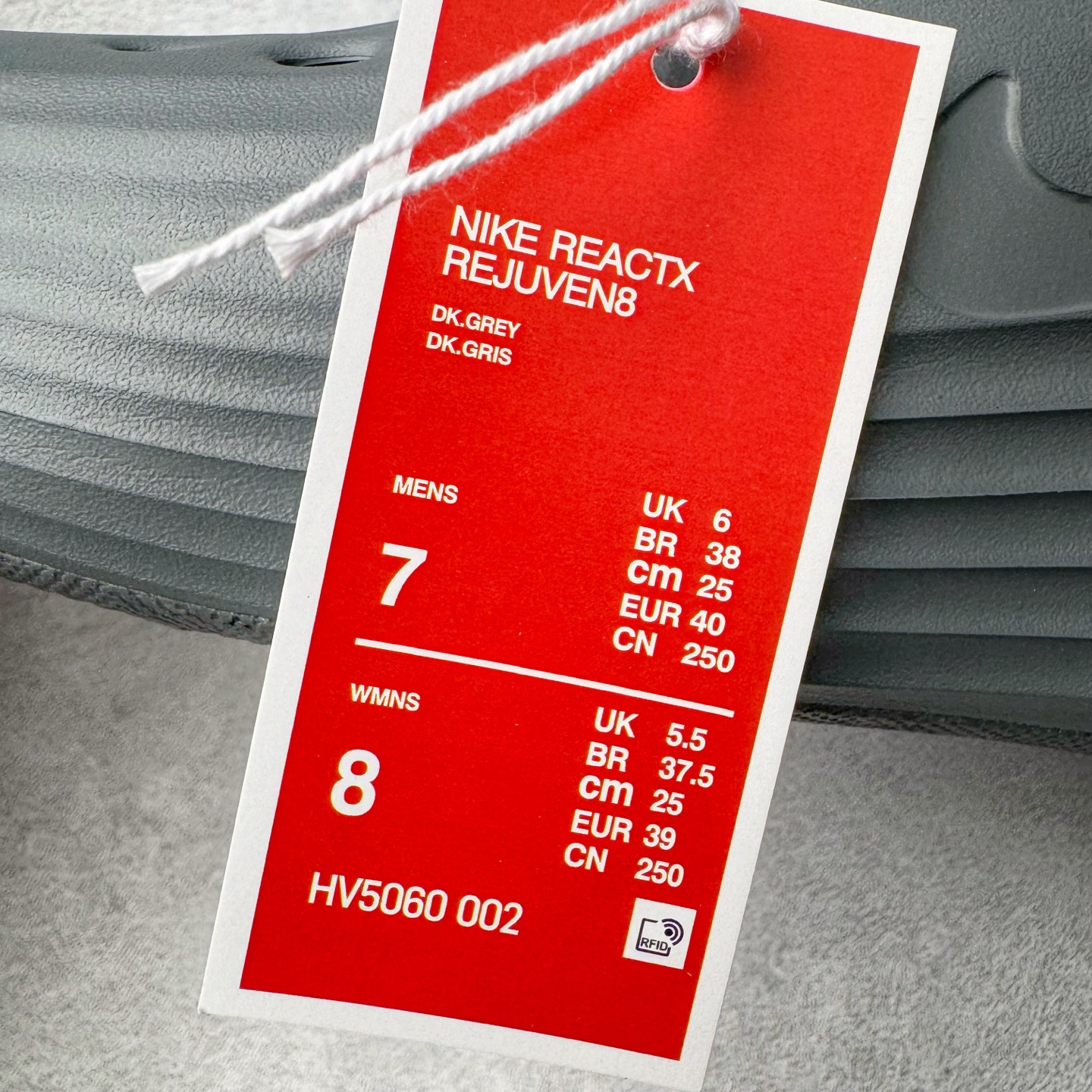 图片[10]-＃DC纯原 NK ReactX Rejuven8 简约舒适百搭洞洞鞋 HV5060-002 重金购入原鞋及原档案磨具生产指令开发 唯一正确组合大底 组合侧面Logo 鞋头不过分上翘 后跟Logo 凹凸明显 轮廓分明 LOGO内侧钢印清晰工整 原厂磨具全鞋无多余毛边 同源公司EVA粒子环保塑料 原厂指令配方 无任何异味 弹性卡色均保持原鞋一致 匠心打造 鞋口弧度大小 鞋面色泽质感同步原鞋 LOGO内侧钢印清晰工整 从名字就能看出，这款鞋搭载了React X缓震科技，保证了舒适的脚感和轻盈的穿着体验。设计上，这双鞋采用了近几年非常流行的洞洞鞋风格，但特别之处在于加入了波浪纹路细节，让整个鞋型看起来更有立体感，视觉上也增添了几分现代感。尺码：36 36.5 37.5 38 38.5 39 40 40.5 41 42 42.5 43 44 44.5 45 46-选品中心