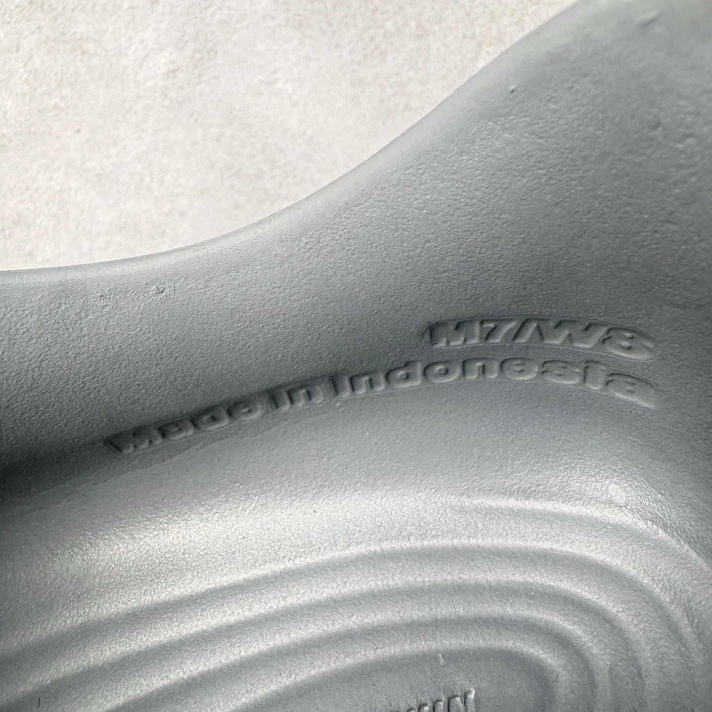 图片[11]-＃DC纯原 NK ReactX Rejuven8 简约舒适百搭洞洞鞋 HV5060-002 重金购入原鞋及原档案磨具生产指令开发 唯一正确组合大底 组合侧面Logo 鞋头不过分上翘 后跟Logo 凹凸明显 轮廓分明 LOGO内侧钢印清晰工整 原厂磨具全鞋无多余毛边 同源公司EVA粒子环保塑料 原厂指令配方 无任何异味 弹性卡色均保持原鞋一致 匠心打造 鞋口弧度大小 鞋面色泽质感同步原鞋 LOGO内侧钢印清晰工整 从名字就能看出，这款鞋搭载了React X缓震科技，保证了舒适的脚感和轻盈的穿着体验。设计上，这双鞋采用了近几年非常流行的洞洞鞋风格，但特别之处在于加入了波浪纹路细节，让整个鞋型看起来更有立体感，视觉上也增添了几分现代感。尺码：36 36.5 37.5 38 38.5 39 40 40.5 41 42 42.5 43 44 44.5 45 46-选品中心